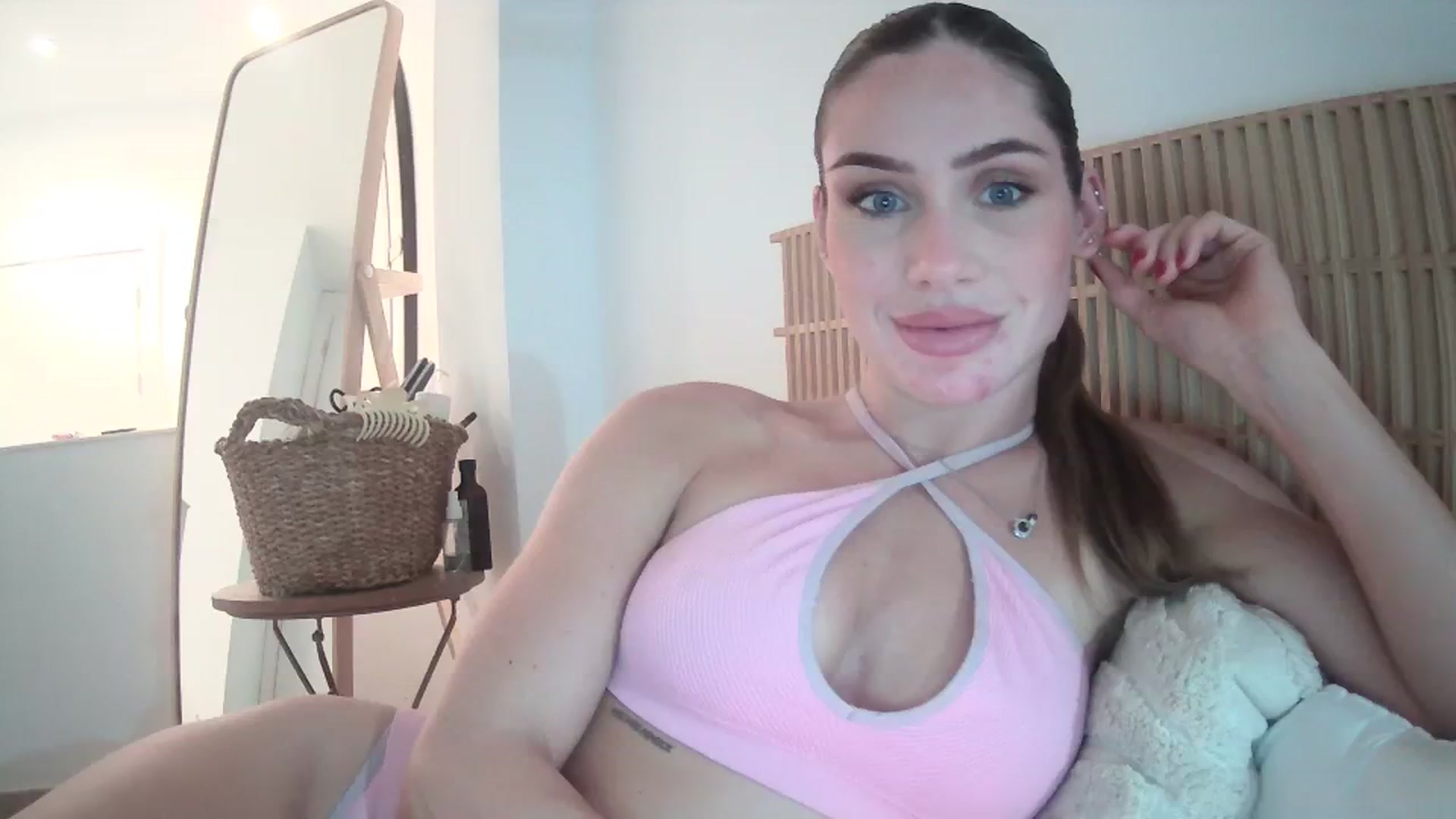 Gallery image thumbnail from English_Babe1's myfreecams stream on, 10/21/2023, 18:32 image 10 of 20
