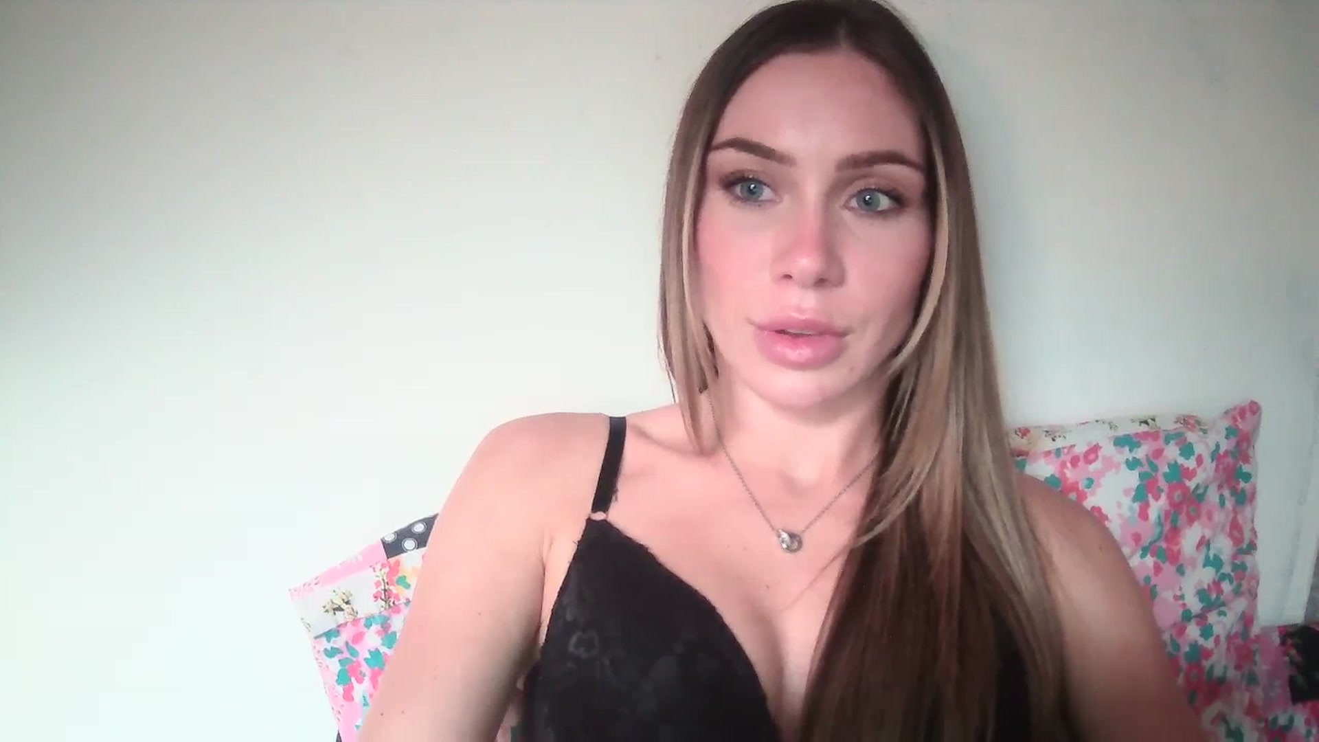 Gallery image thumbnail from English_Babe1's myfreecams stream on, 11/14/2023, 15:29 image 8 of 20
