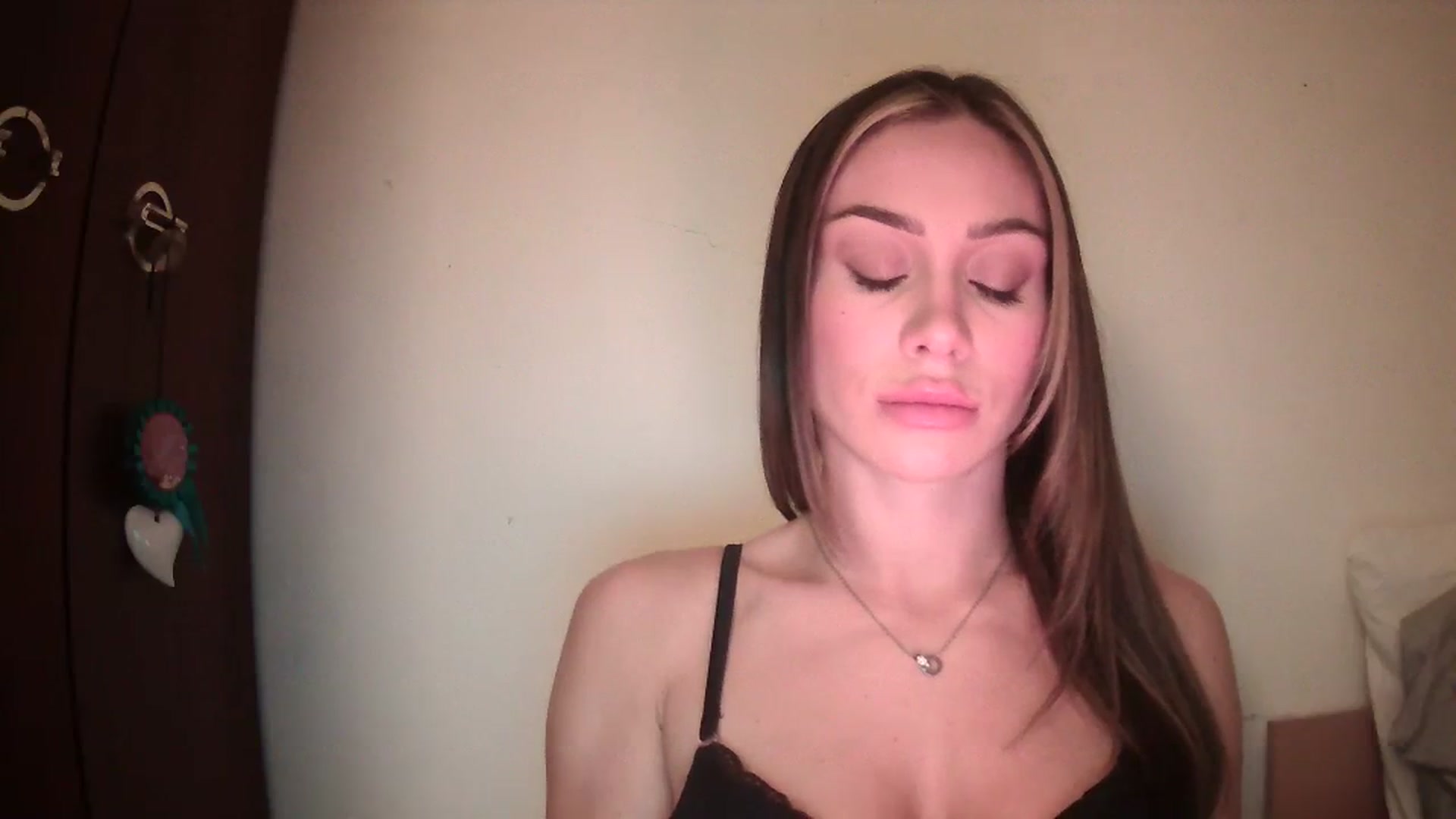 Gallery image thumbnail from English_Babe1's myfreecams stream on, 12/21/2023, 17:02 image 7 of 20