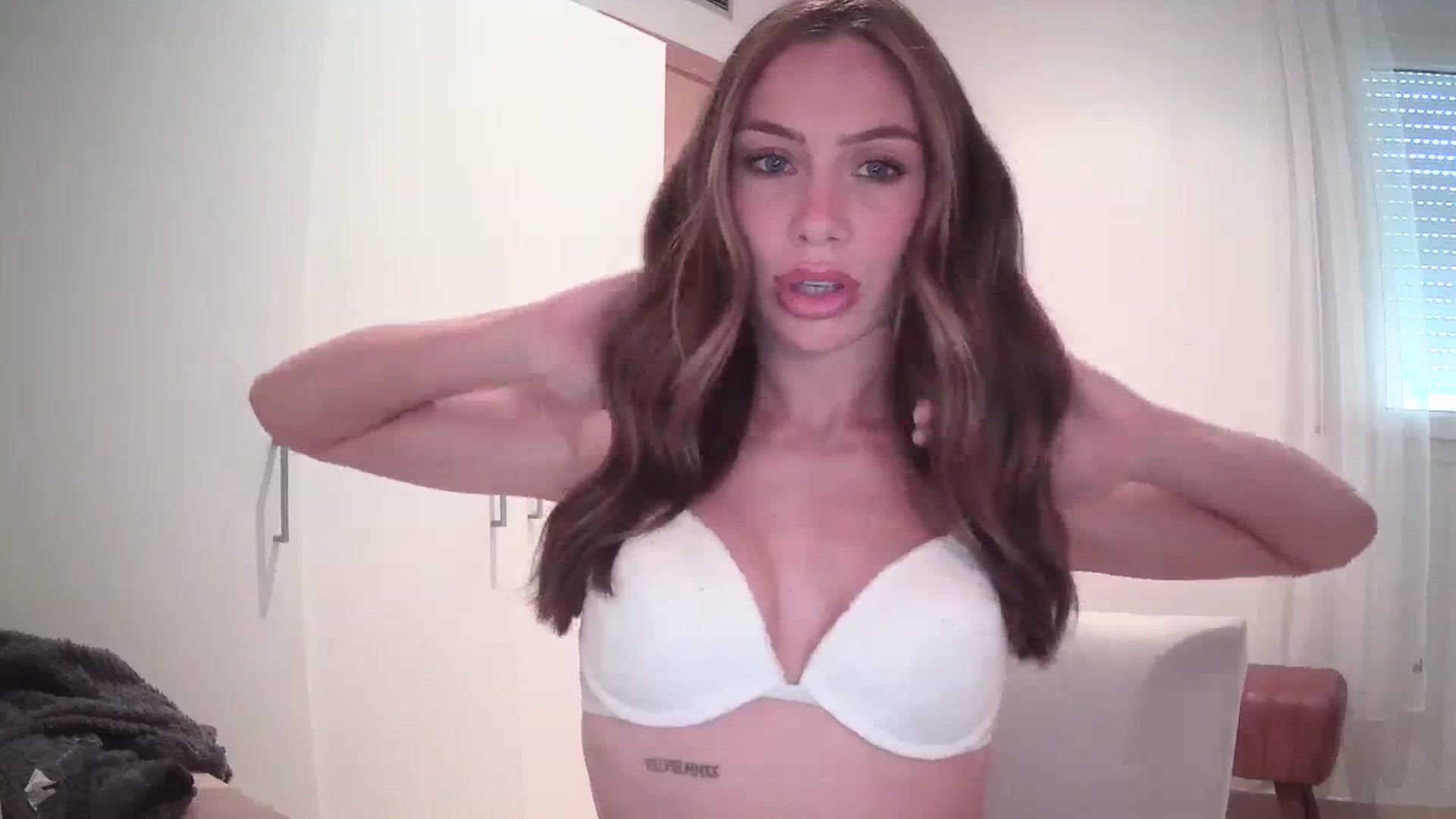 Gallery image thumbnail from English_Lola's myfreecams stream on, 04/08/2024, 09:57 image 5 of 20
