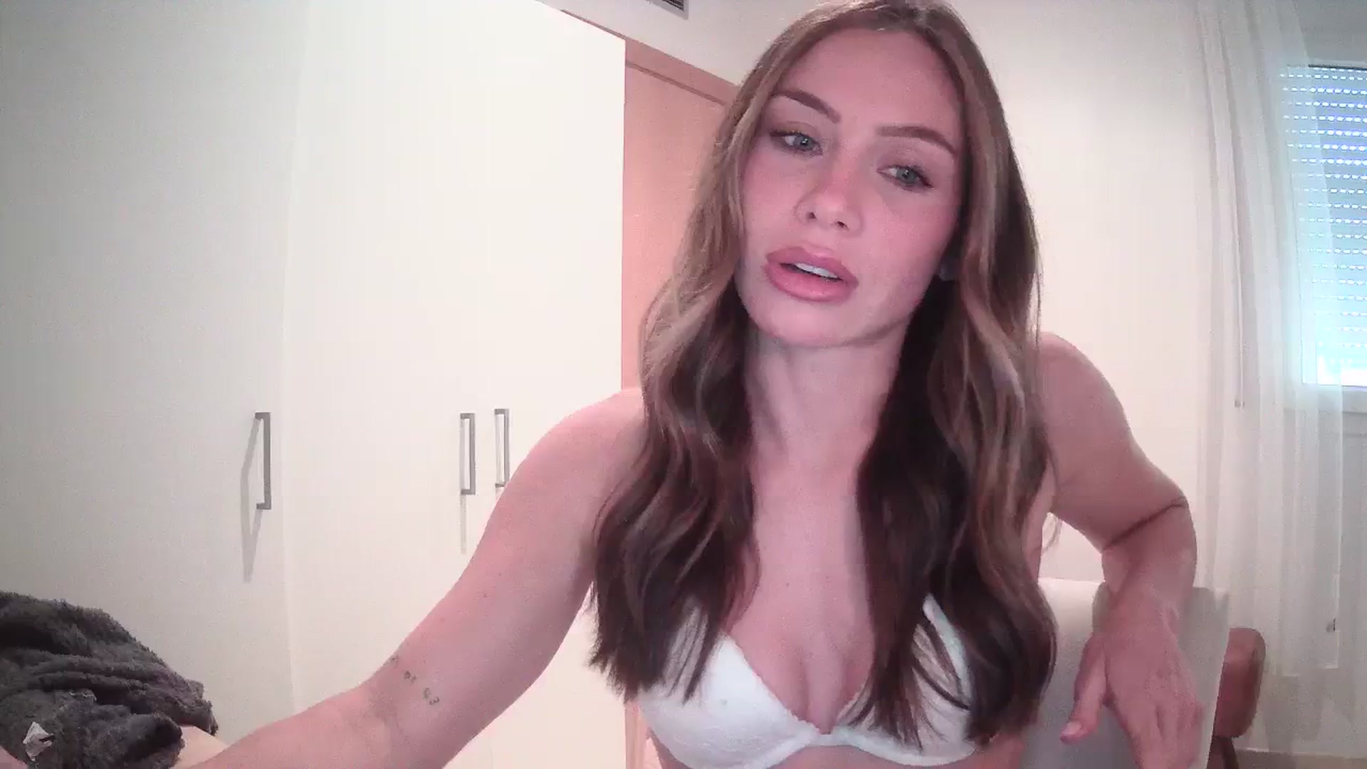 Gallery image thumbnail from English_Lola's myfreecams stream on, 04/08/2024, 09:57 image 13 of 20