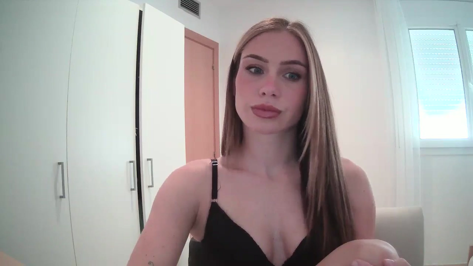Gallery image thumbnail from English_Lola's myfreecams stream on, 05/02/2024, 08:13 image 6 of 20