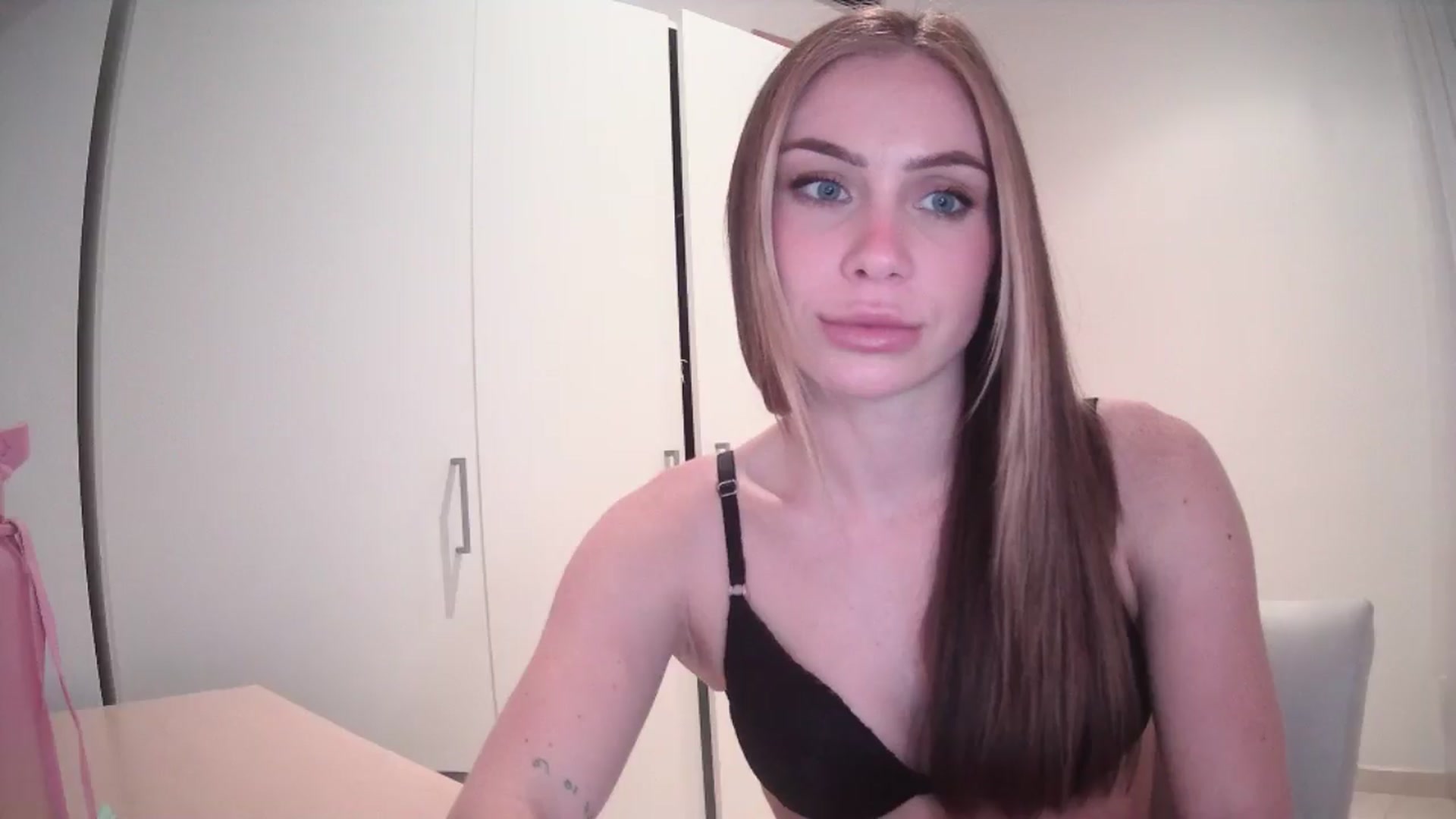 Gallery image thumbnail from English_Lola's myfreecams stream on, 05/02/2024, 11:36 image 15 of 20