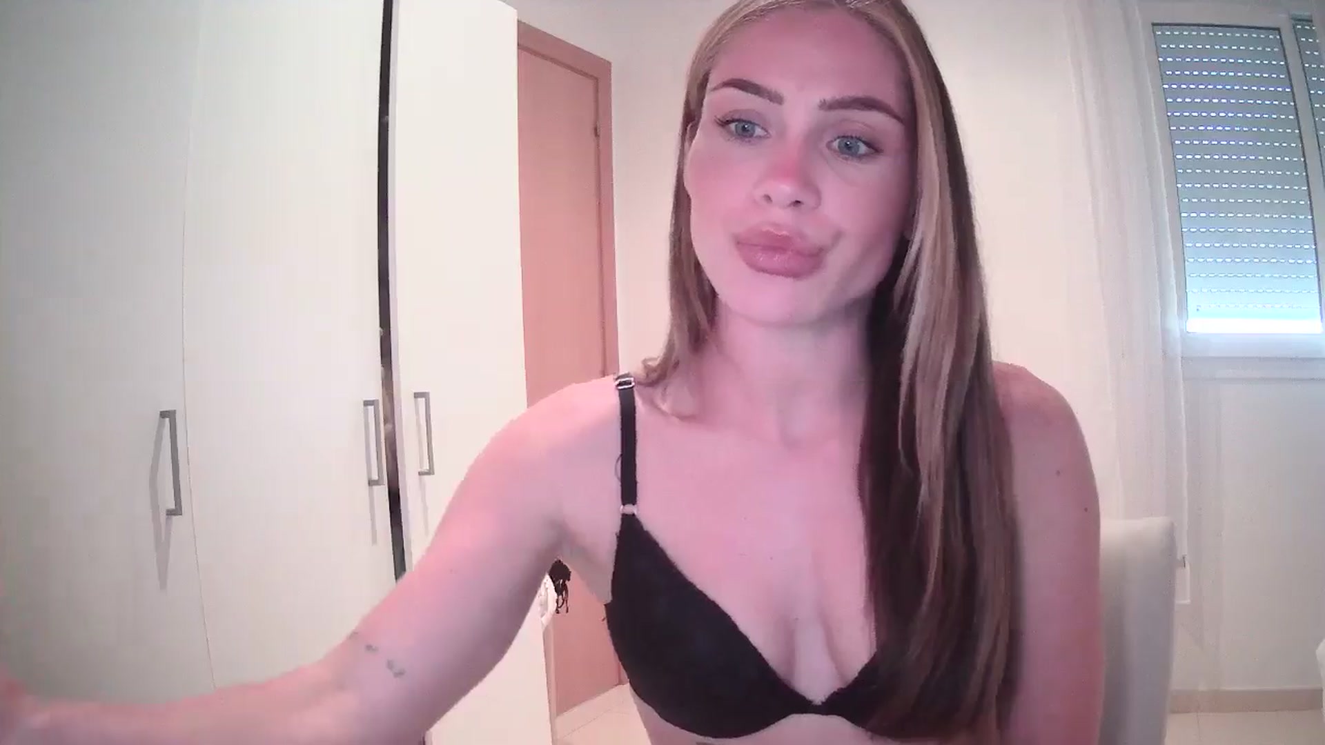 Gallery image thumbnail from English_Lola's myfreecams stream on, 05/05/2024, 16:29 image 15 of 20