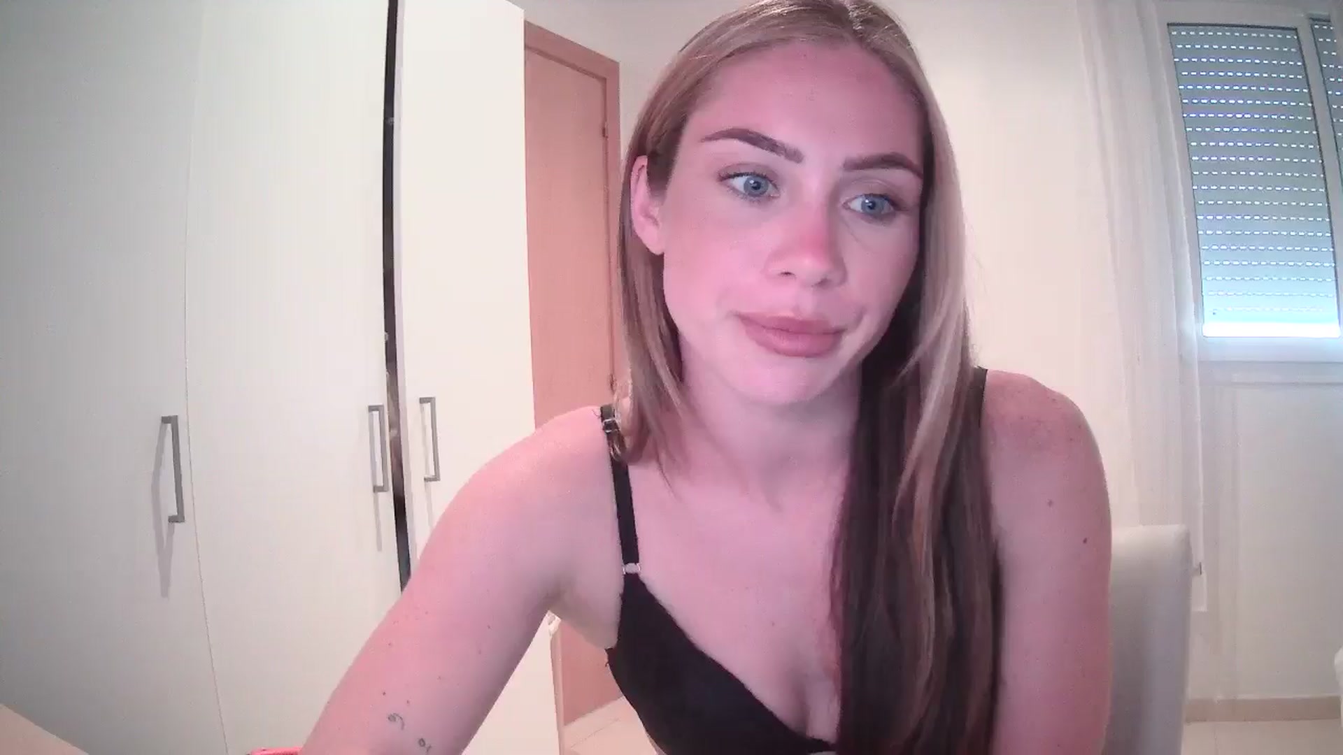 Gallery image thumbnail from English_Lola's myfreecams stream on, 05/05/2024, 16:29 image 18 of 20