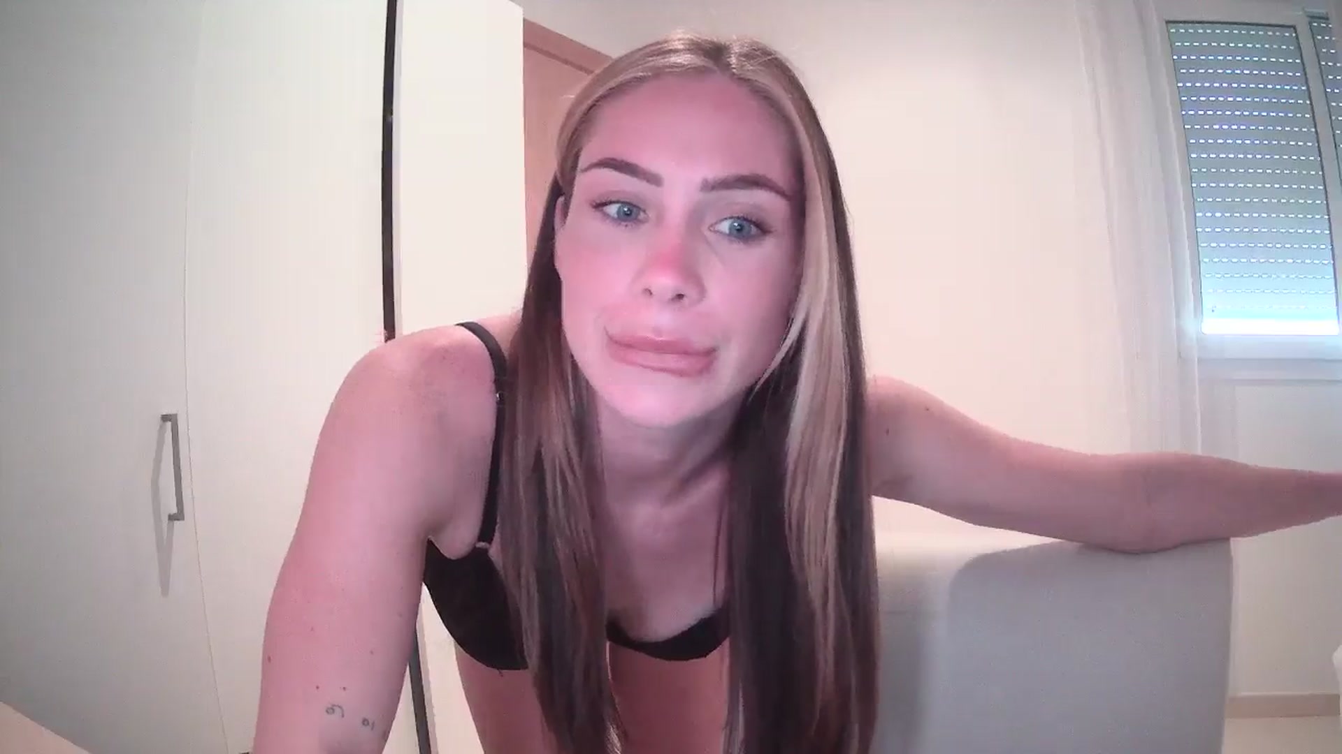 Gallery image thumbnail from English_Lola's myfreecams stream on, 05/05/2024, 16:29 image 10 of 20