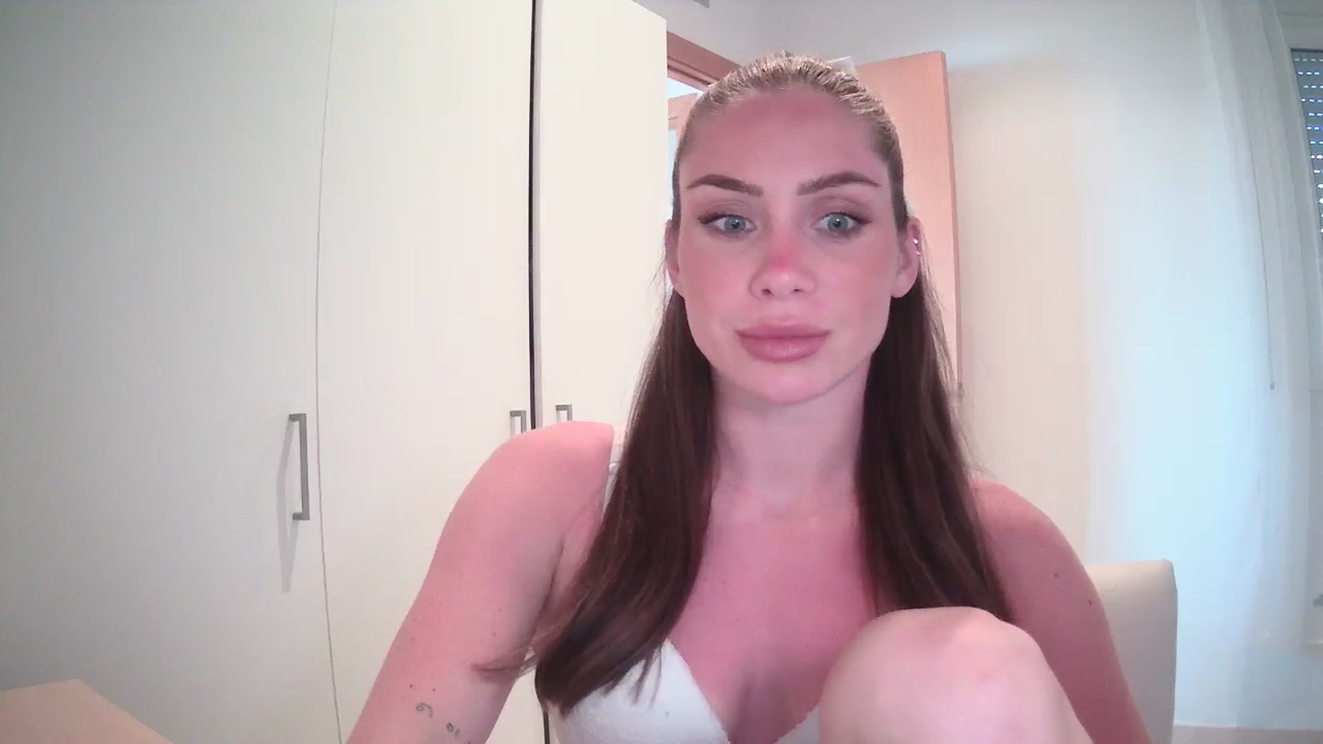 Gallery image thumbnail from English_Lola's myfreecams stream on, 05/07/2024, 17:32 image 15 of 20