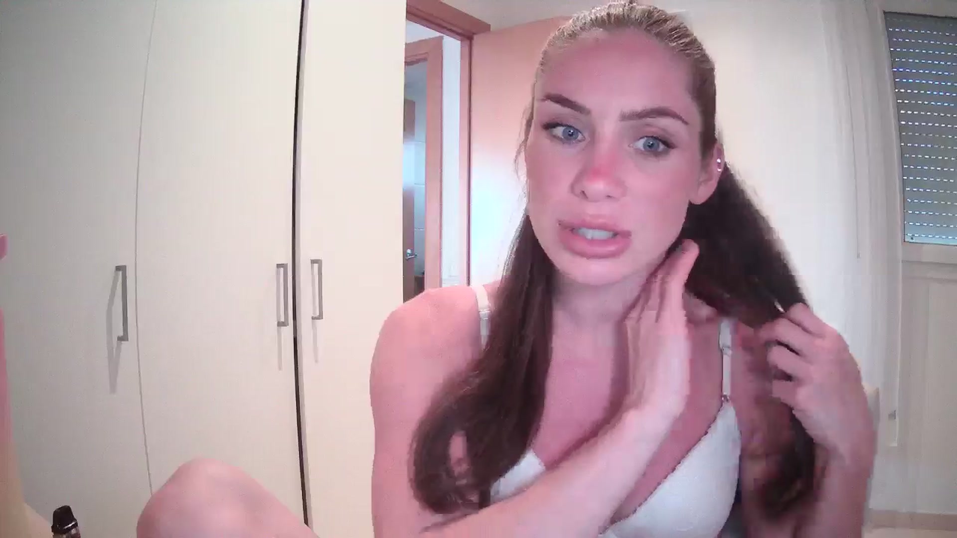 Gallery image thumbnail from English_Lola's myfreecams stream on, 05/07/2024, 18:35 image 15 of 20