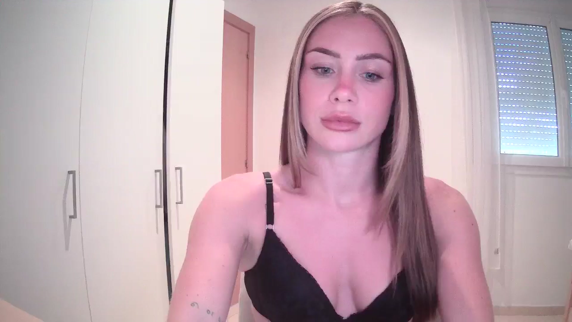 Gallery image thumbnail from English_Lola's myfreecams stream on, 05/08/2024, 14:33 image 18 of 20