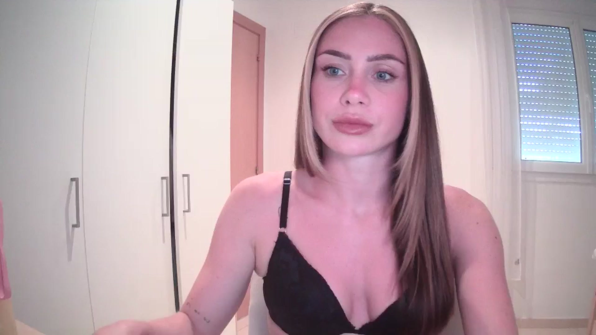 Gallery image thumbnail from English_Lola's myfreecams stream on, 05/08/2024, 14:33 image 20 of 20