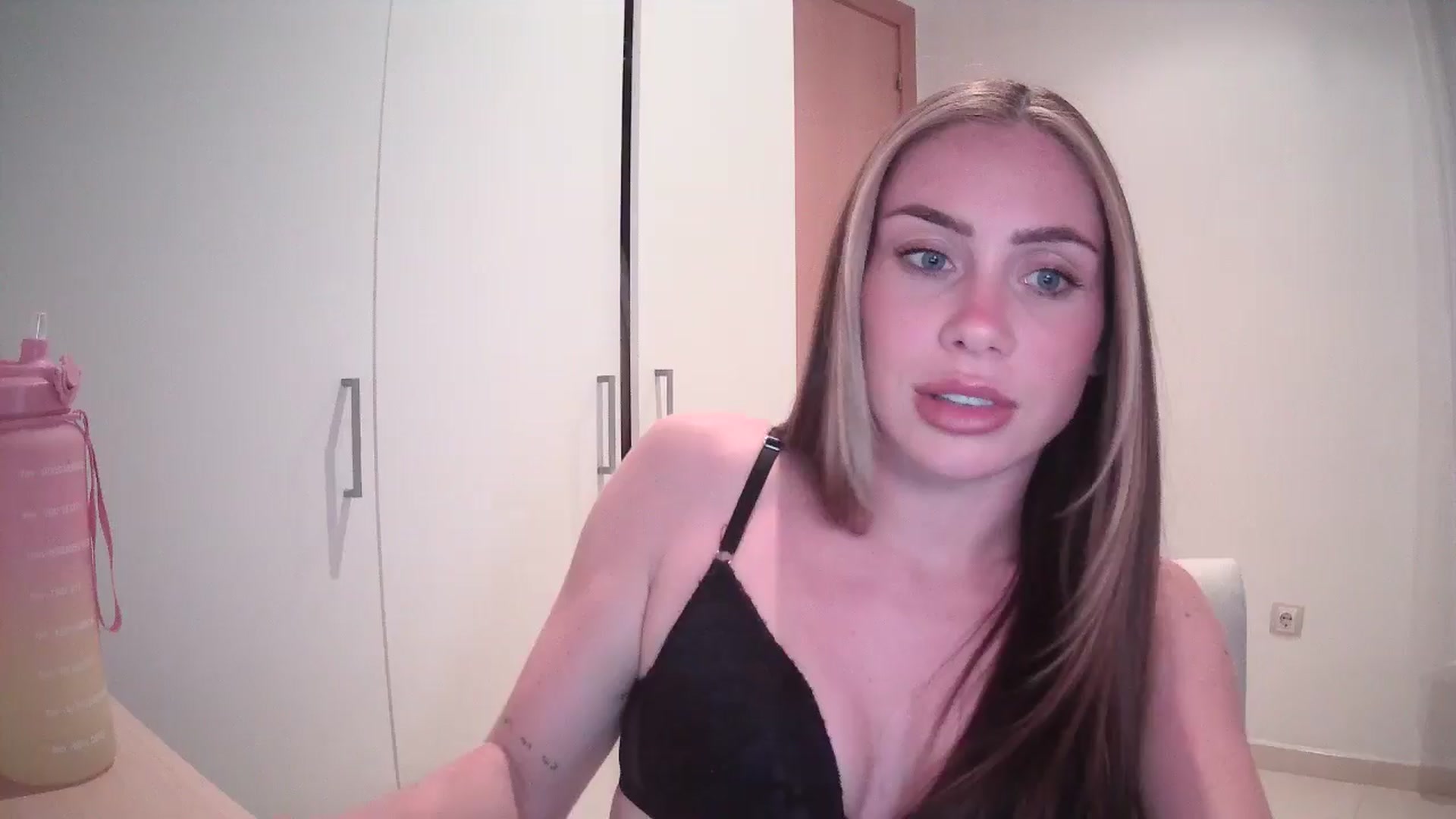 Gallery image thumbnail from English_Lola's myfreecams stream on, 05/08/2024, 16:04 image 18 of 20