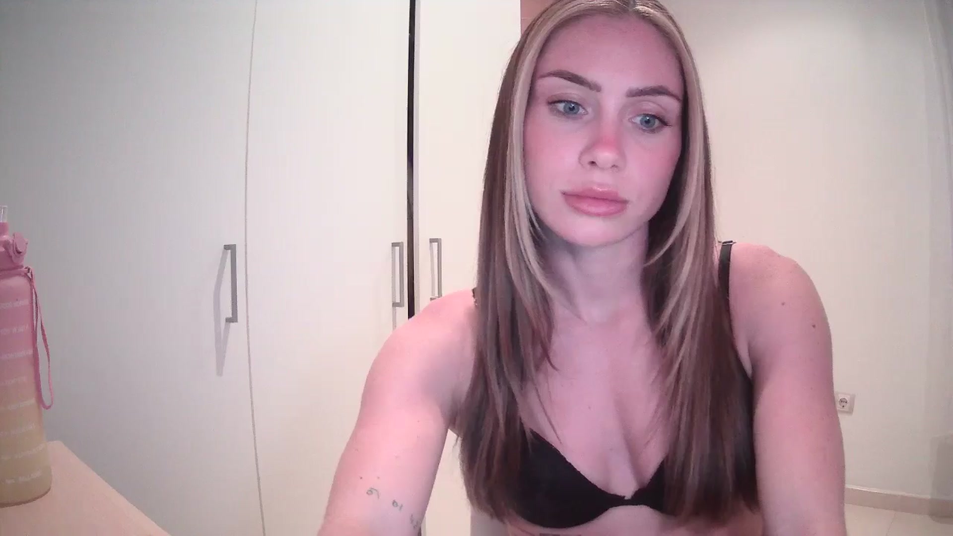 Gallery image thumbnail from English_Lola's myfreecams stream on, 05/08/2024, 16:21 image 19 of 20