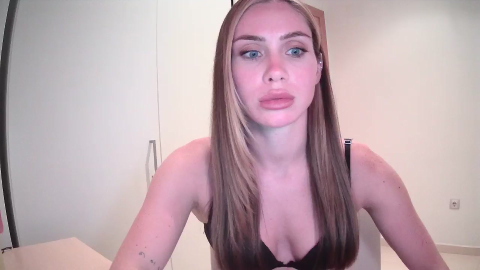 Gallery image thumbnail from English_Lola's myfreecams stream on, 05/16/2024, 16:20 image 18 of 20