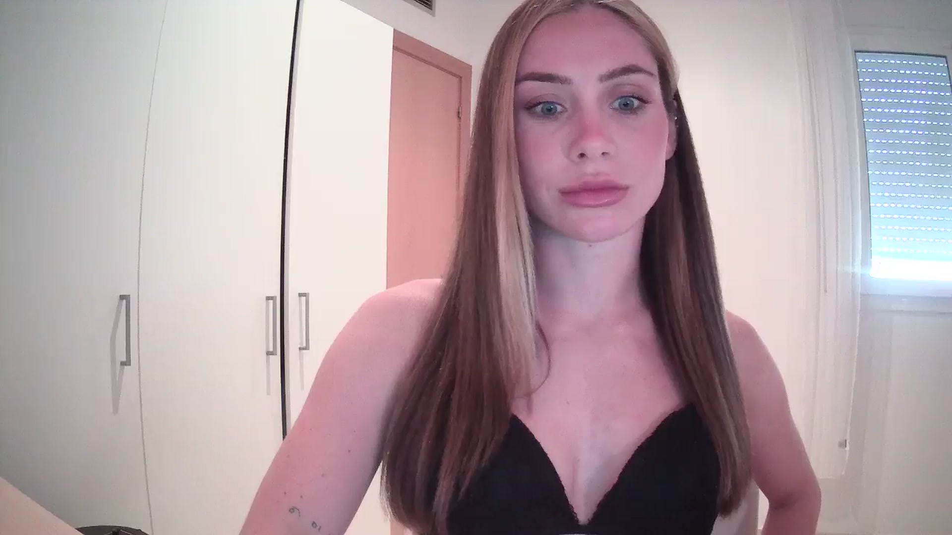 Gallery image thumbnail from English_Lola's myfreecams stream on, 05/18/2024, 12:53 image 16 of 20