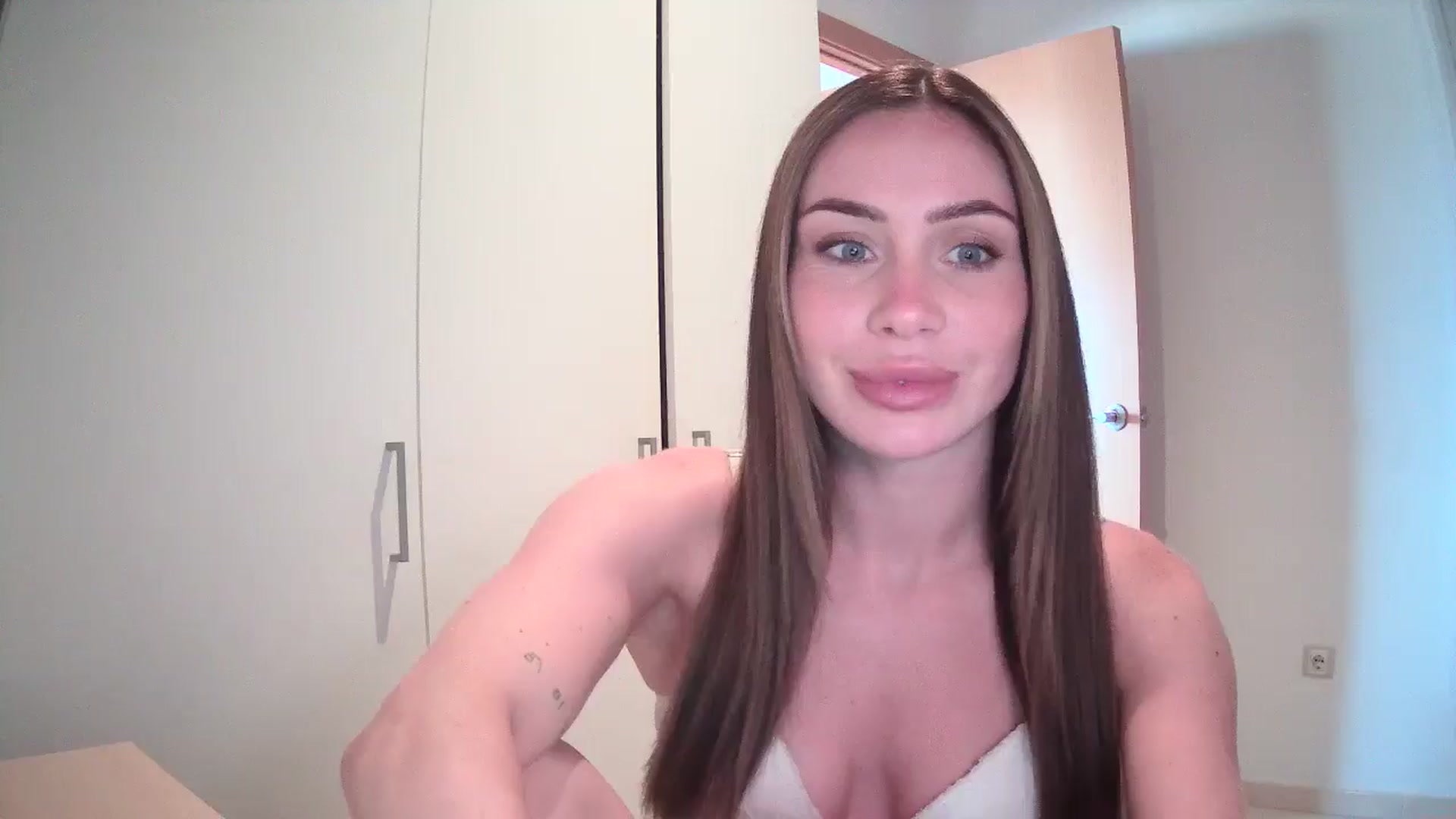 Gallery image thumbnail from English_Lola's myfreecams stream on, 05/30/2024, 11:28 image 8 of 20