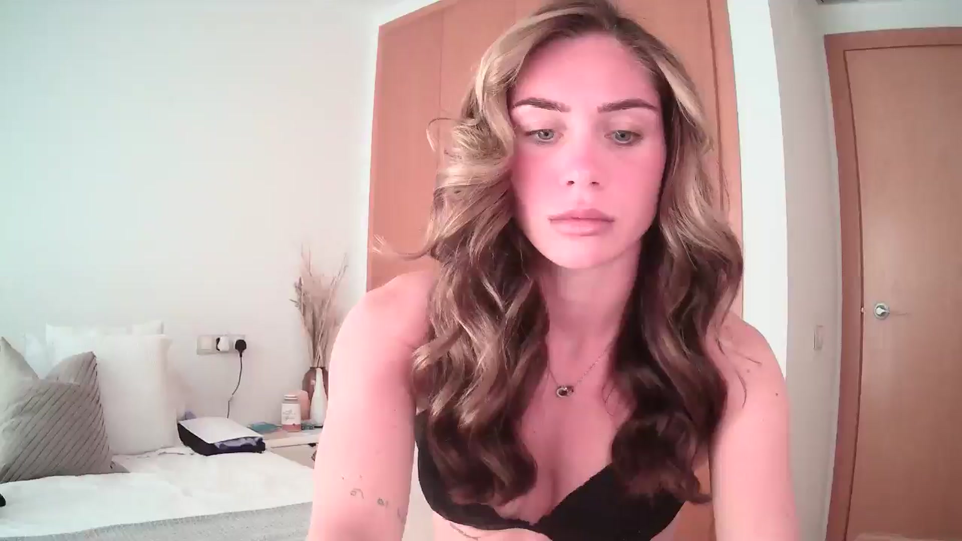 Gallery image thumbnail from English_Lola's myfreecams stream on, 06/18/2024, 07:09 image 1 of 20