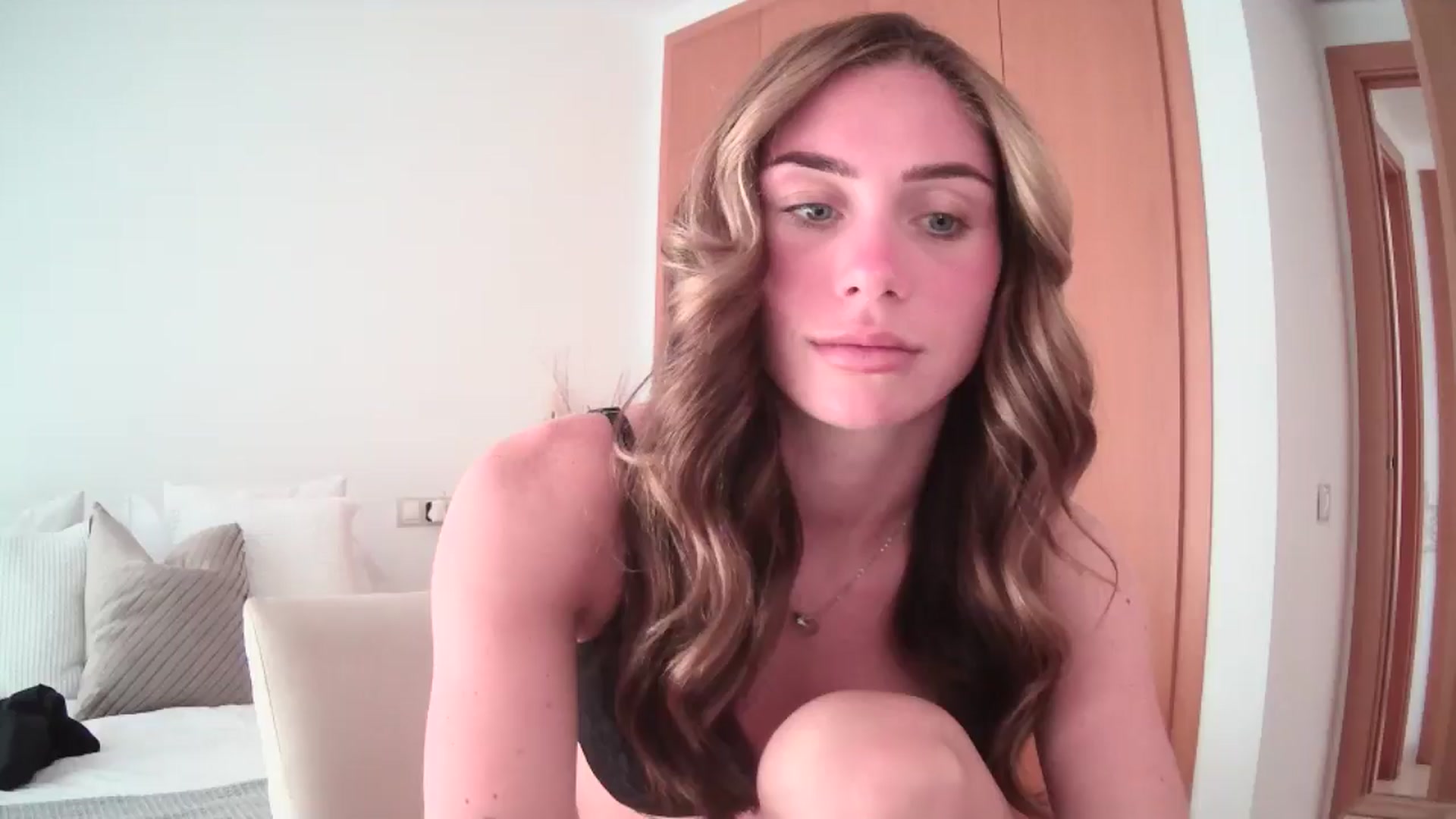 Gallery image thumbnail from English_Lola's myfreecams stream on, 06/18/2024, 07:46 image 15 of 20