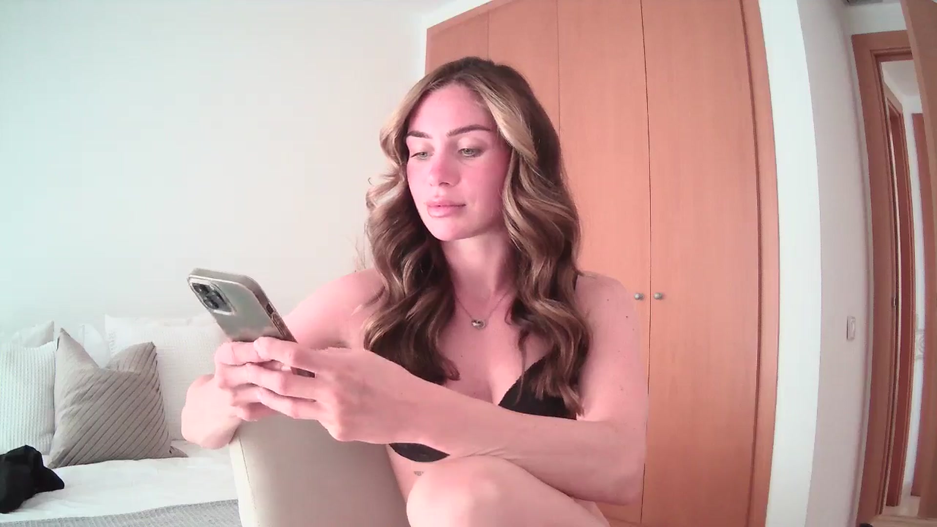 Gallery image thumbnail from English_Lola's myfreecams stream on, 06/18/2024, 07:46 image 9 of 20
