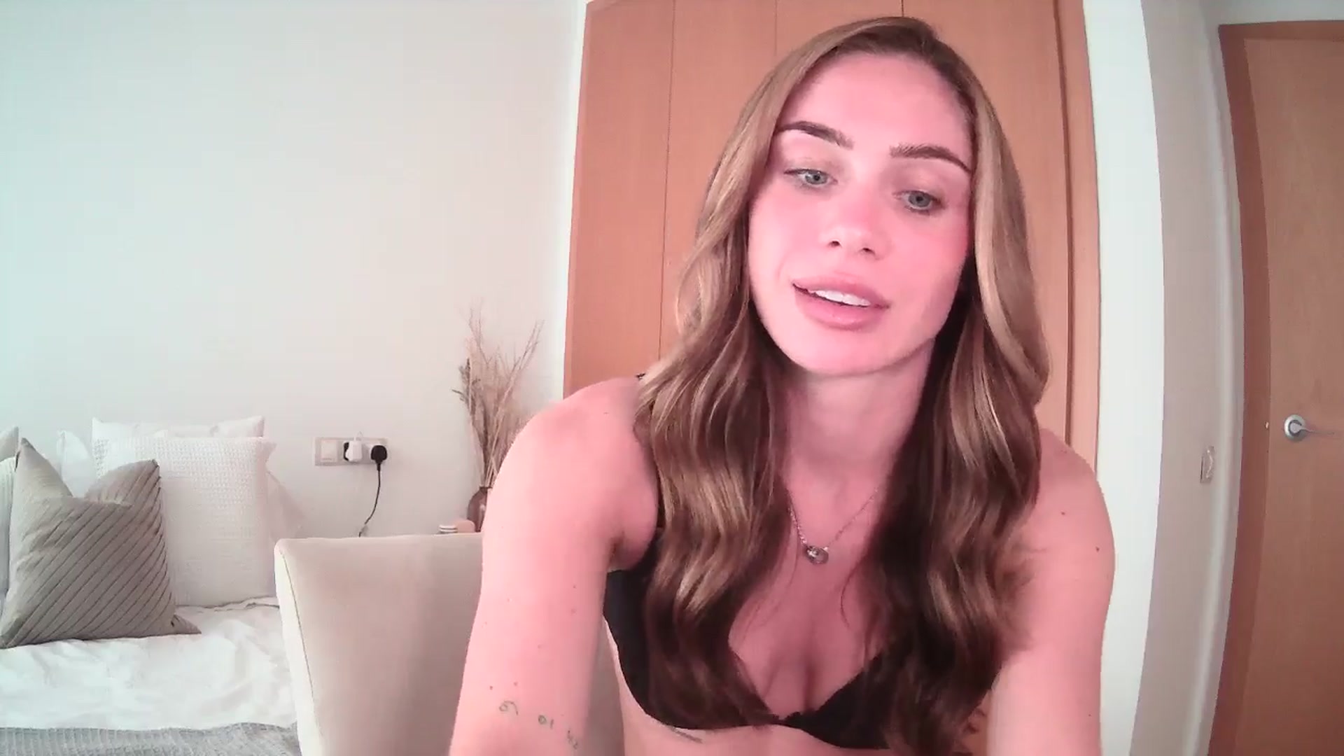 Gallery image thumbnail from English_Lola's myfreecams stream on, 06/18/2024, 10:41 image 7 of 20