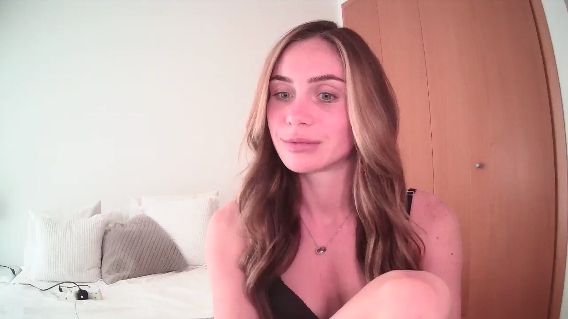 Gallery image thumbnail from English_Lola's myfreecams stream on, 06/18/2024, 15:27 image 17 of 20