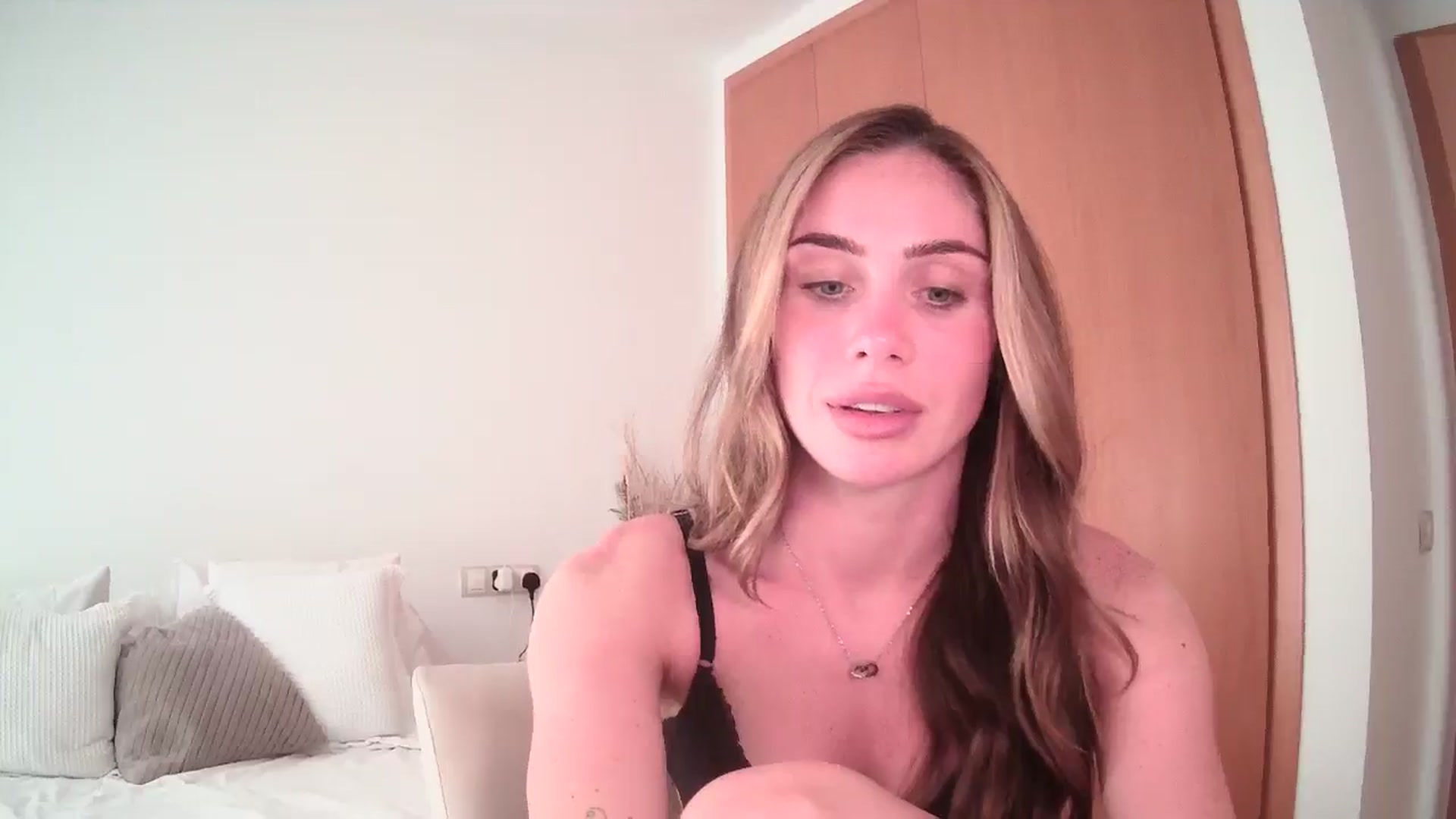 Gallery image thumbnail from English_Lola's myfreecams stream on, 06/18/2024, 15:27 image 14 of 20