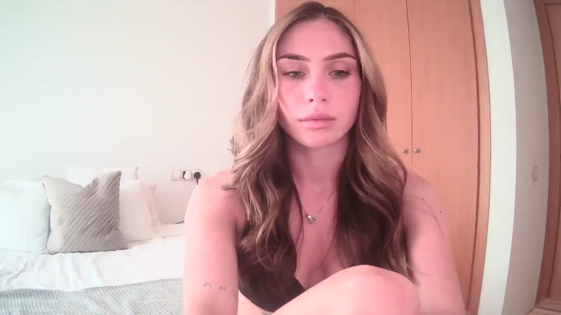Gallery image thumbnail from English_Lola's myfreecams stream on, 06/19/2024, 08:13 image 12 of 20