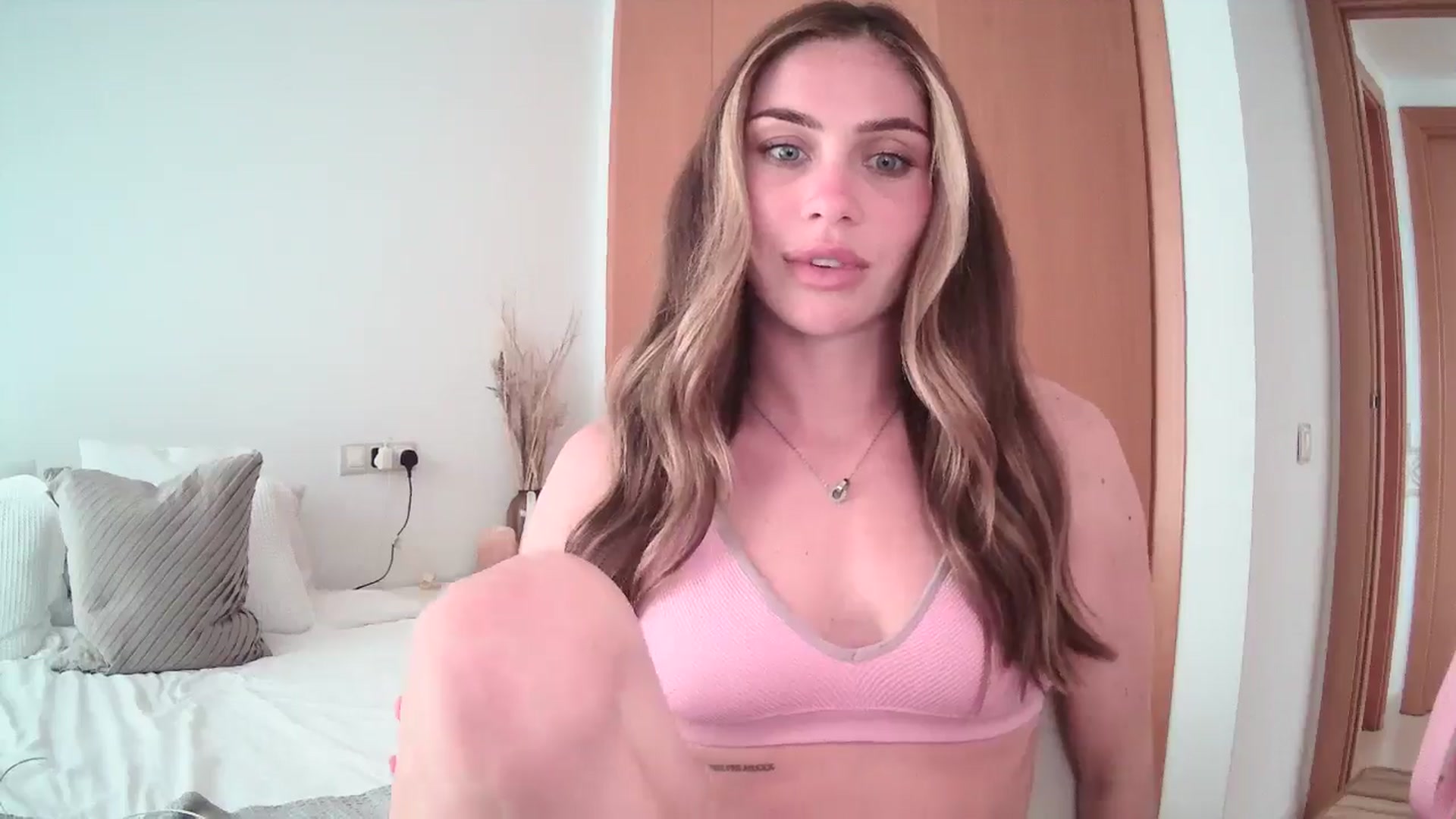Gallery image thumbnail from English_Lola's myfreecams stream on, 06/19/2024, 12:12 image 11 of 20
