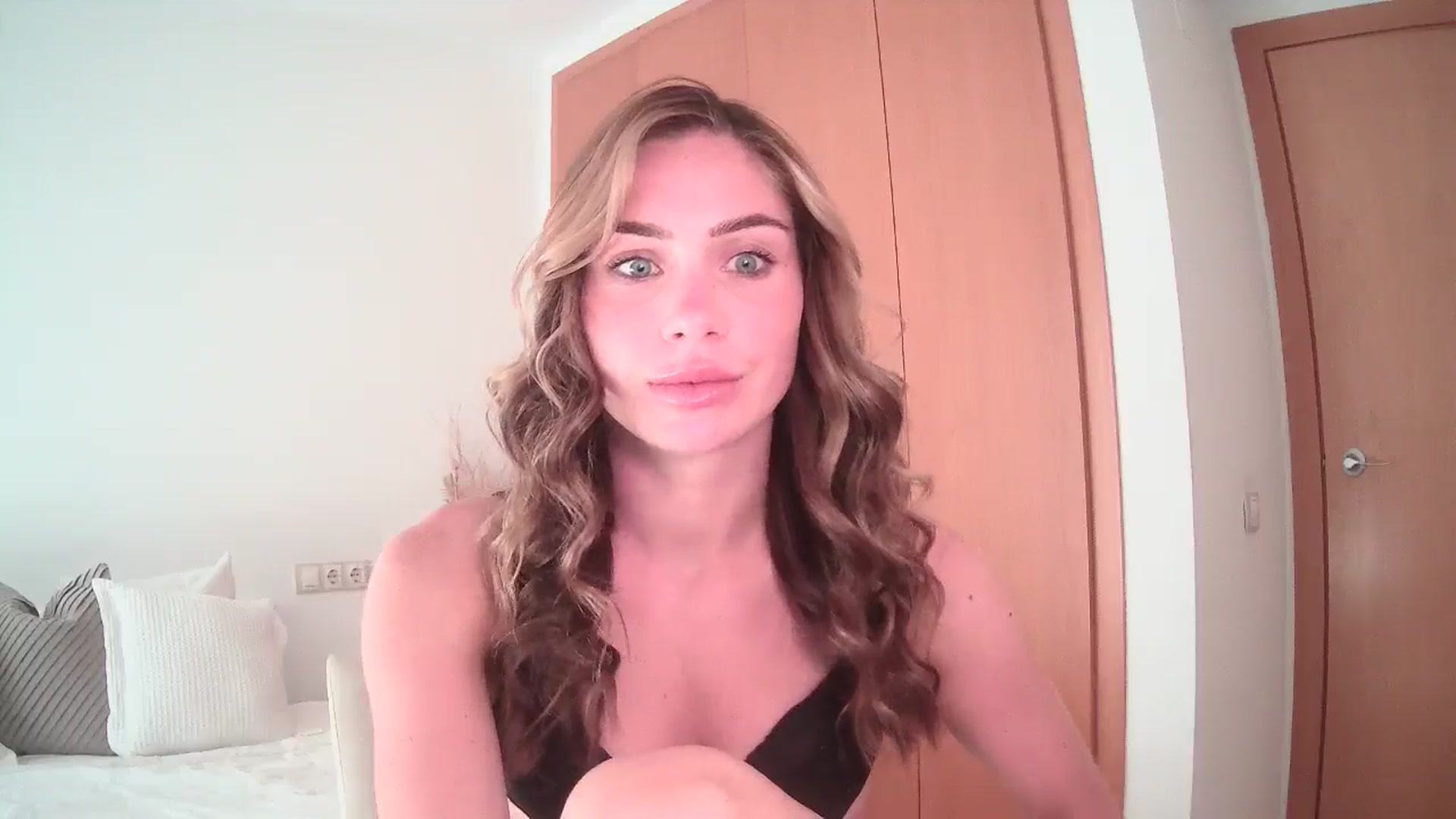 Gallery image thumbnail from English_Lola's myfreecams stream on, 06/25/2024, 08:23 image 12 of 20