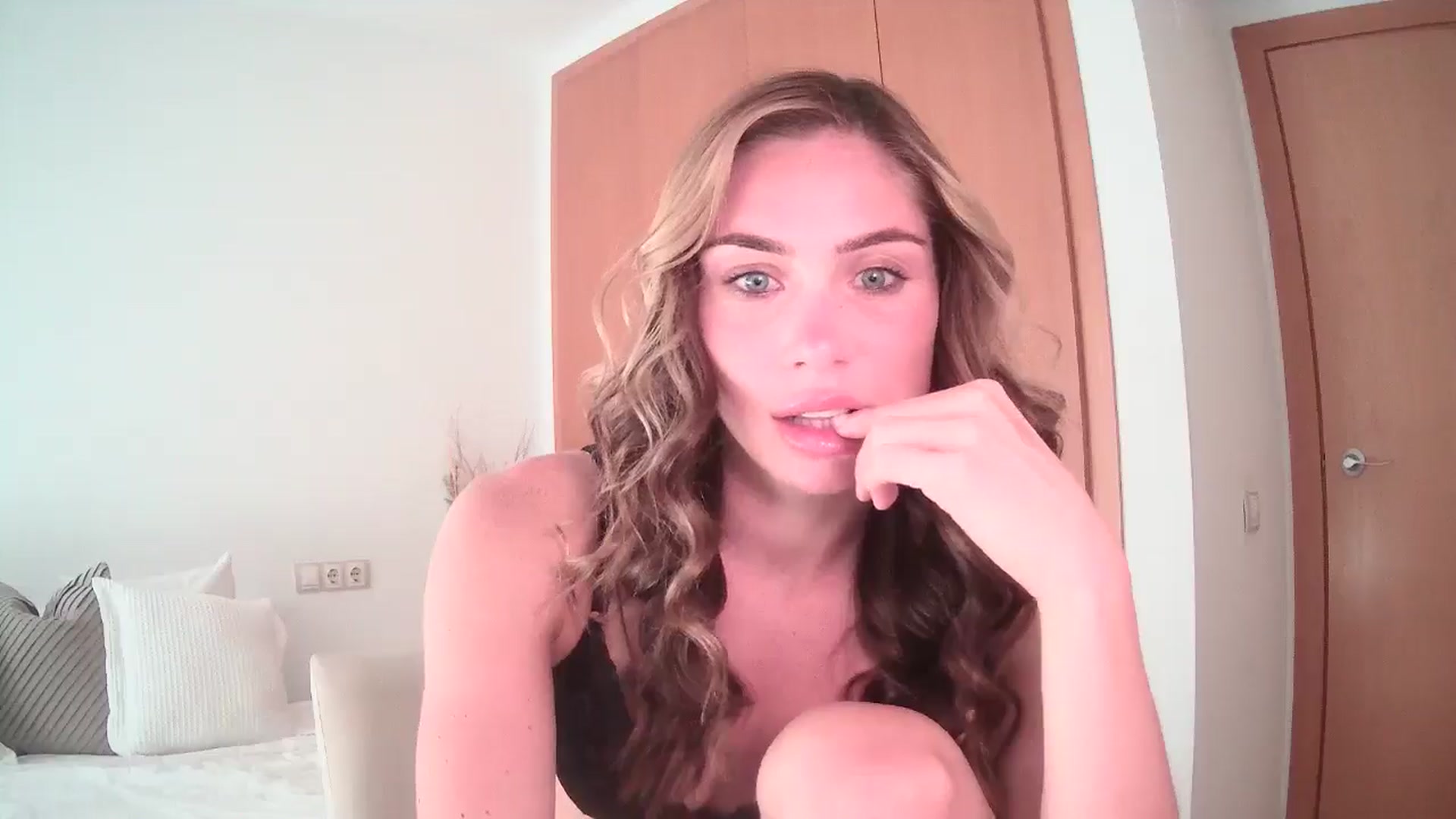 Gallery image thumbnail from English_Lola's myfreecams stream on, 06/25/2024, 08:23 image 18 of 20