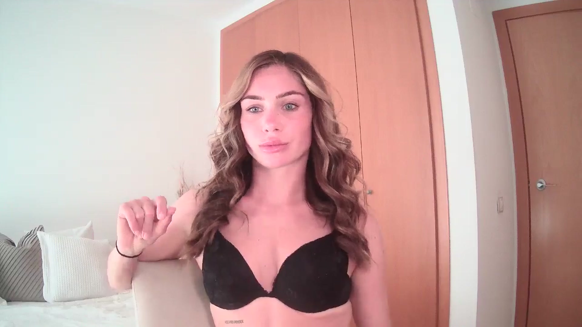 Gallery image thumbnail from English_Lola's myfreecams stream on, 06/25/2024, 08:23 image 15 of 20