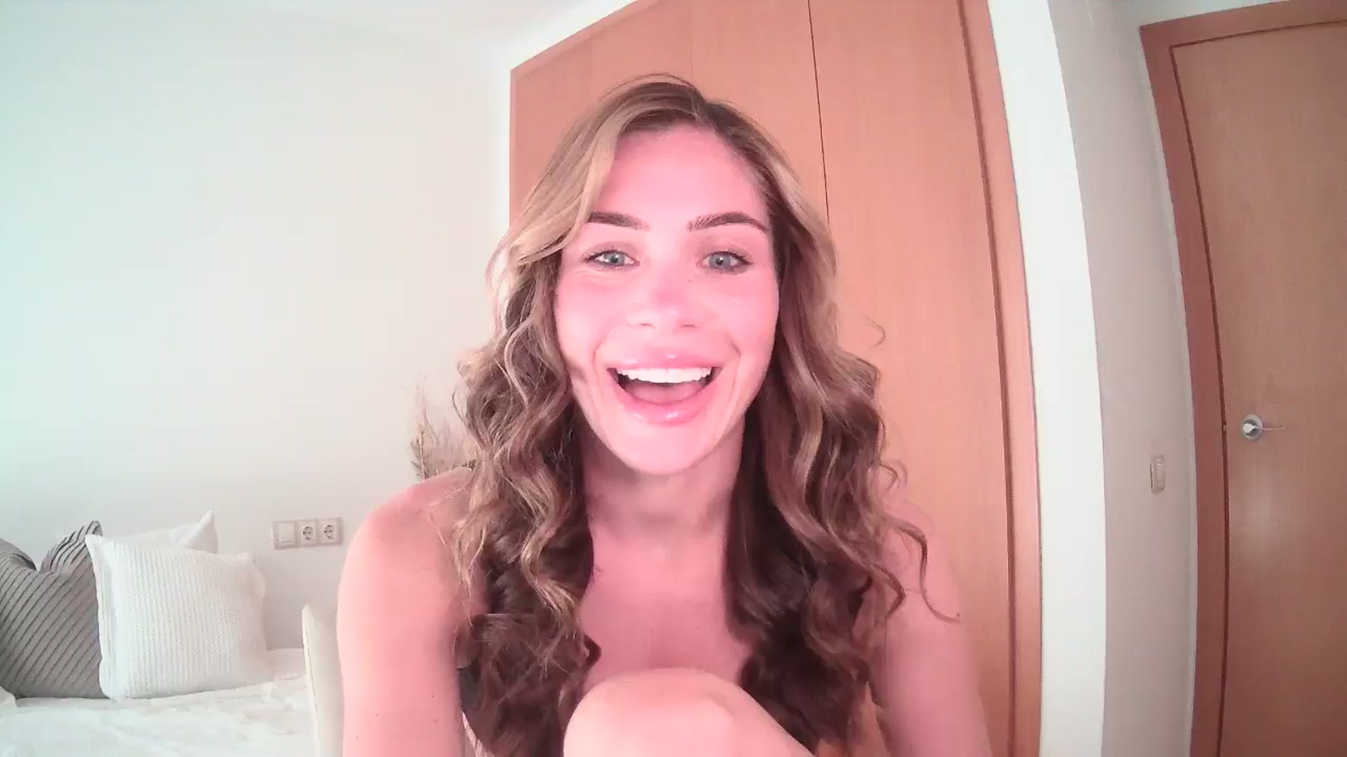 Gallery image thumbnail from English_Lola's myfreecams stream on, 06/25/2024, 08:23 image 10 of 20