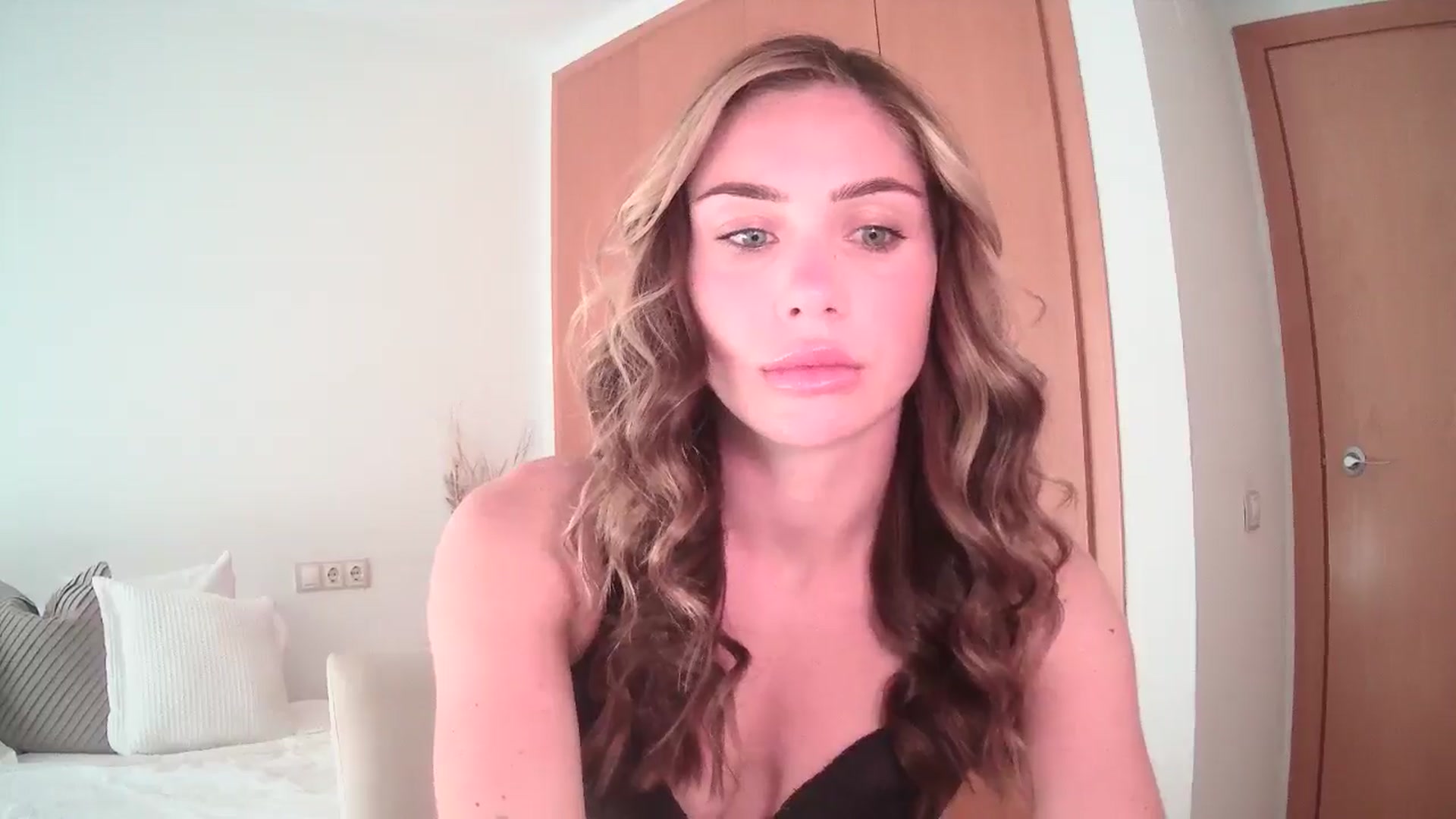 Gallery image thumbnail from English_Lola's myfreecams stream on, 06/25/2024, 08:23 image 14 of 20