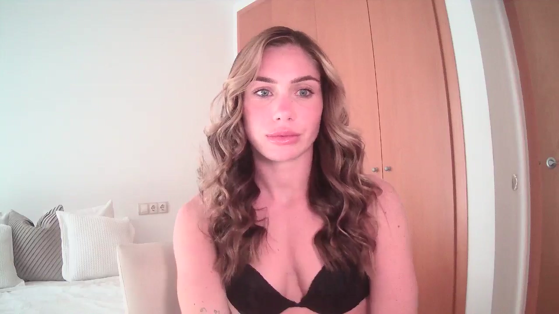 Gallery image thumbnail from English_Lola's myfreecams stream on, 06/25/2024, 08:45 image 19 of 20