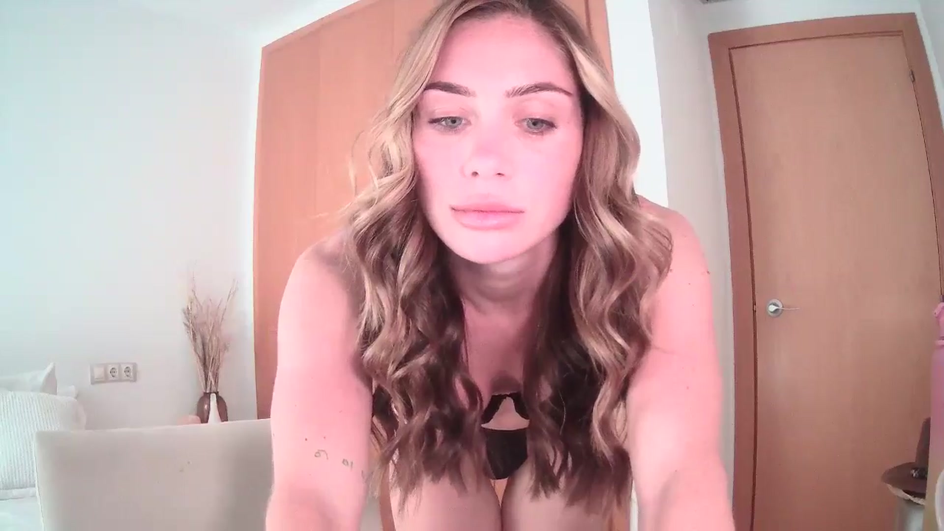 Gallery image thumbnail from English_Lola's myfreecams stream on, 06/25/2024, 11:55 image 12 of 20