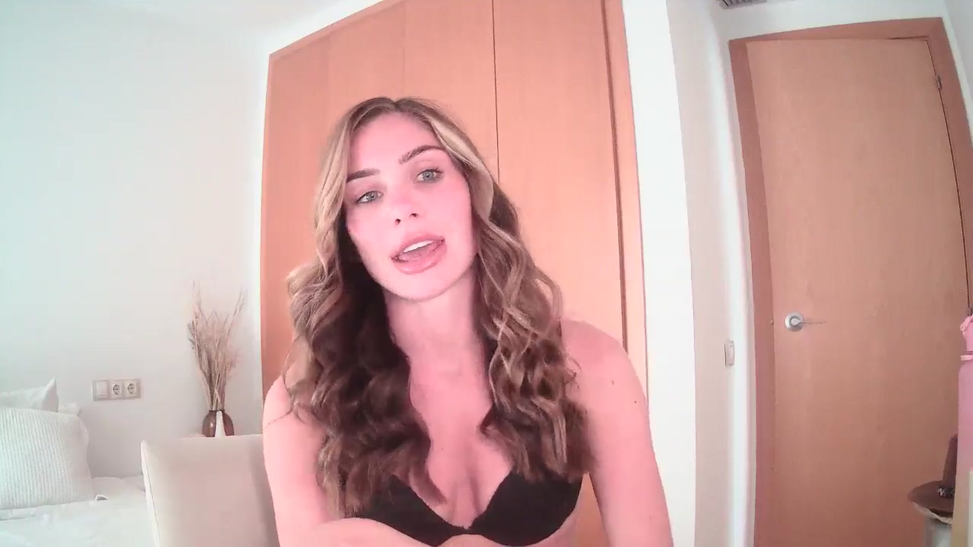 Gallery image thumbnail from English_Lola's myfreecams stream on, 06/25/2024, 12:12 image 18 of 20