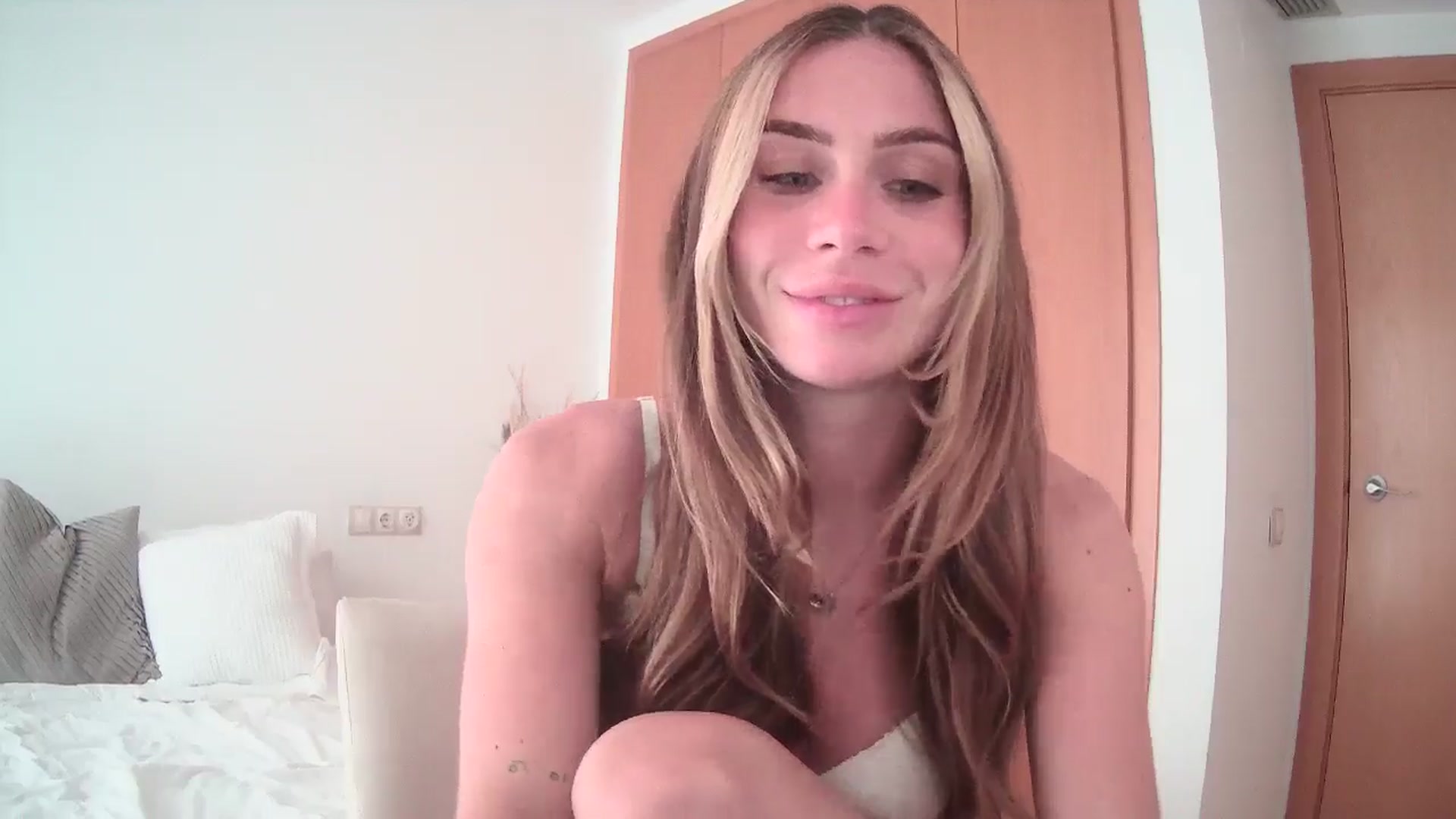 Gallery image thumbnail from English_Lola's myfreecams stream on, 07/17/2024, 15:11 image 2 of 20