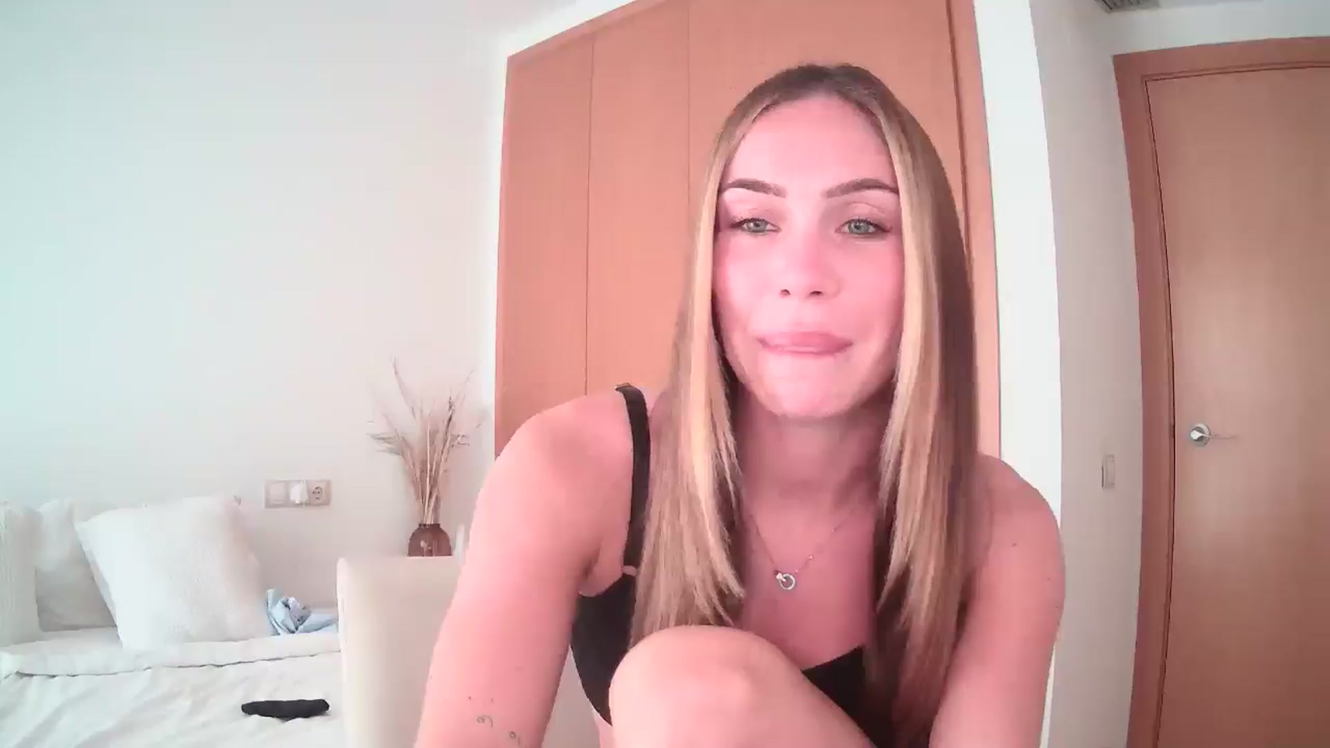 Gallery image thumbnail from English_Lola's myfreecams stream on, 07/31/2024, 13:46 image 18 of 20