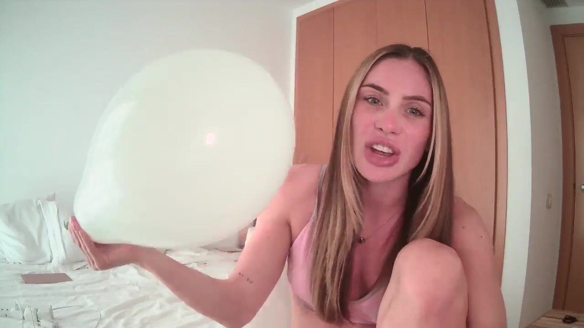 Gallery image thumbnail from English_Lola's myfreecams stream on, 08/03/2024, 14:52 image 16 of 20