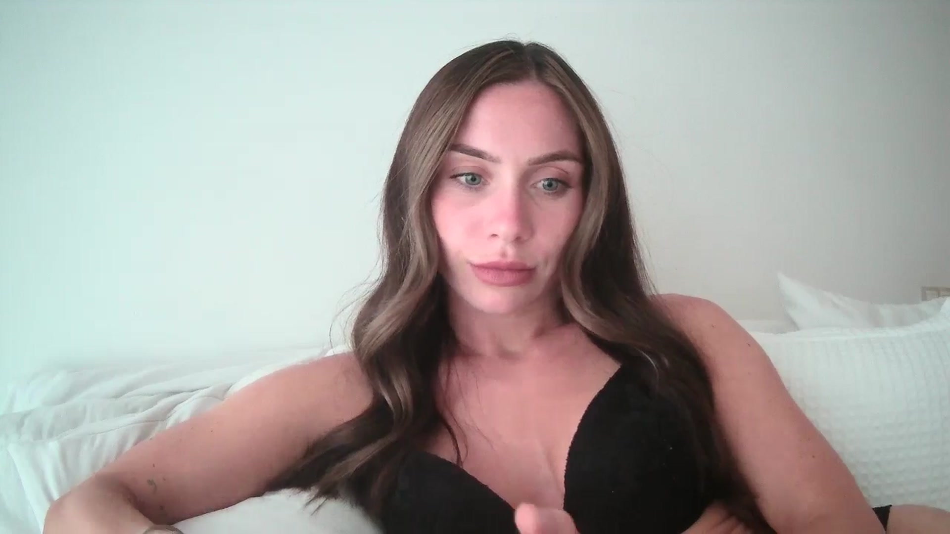 Gallery image thumbnail from English_Lola's myfreecams stream on, 09/29/2024, 14:14 image 13 of 20
