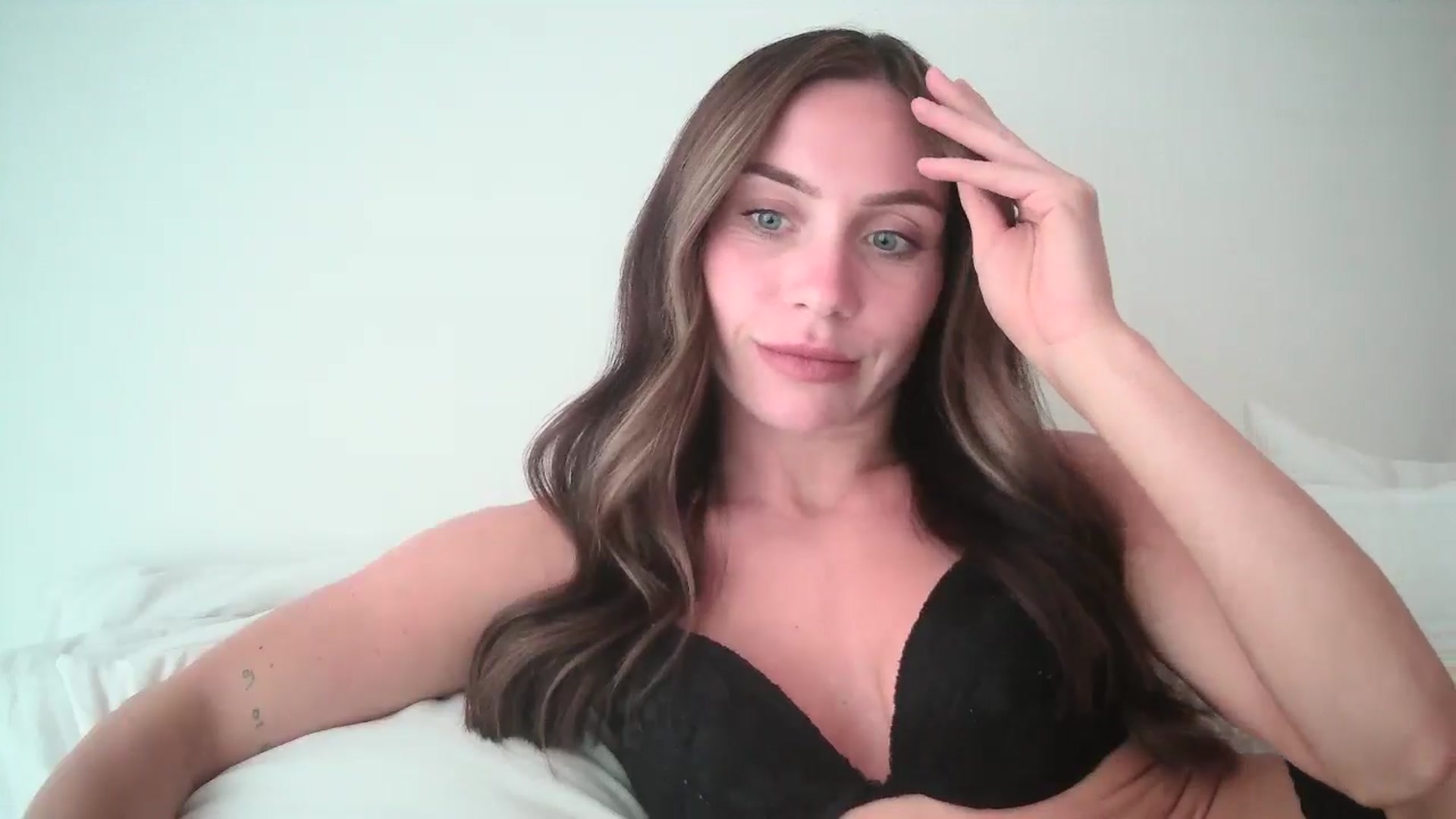 Gallery image thumbnail from English_Lola's myfreecams stream on, 09/29/2024, 14:14 image 14 of 20