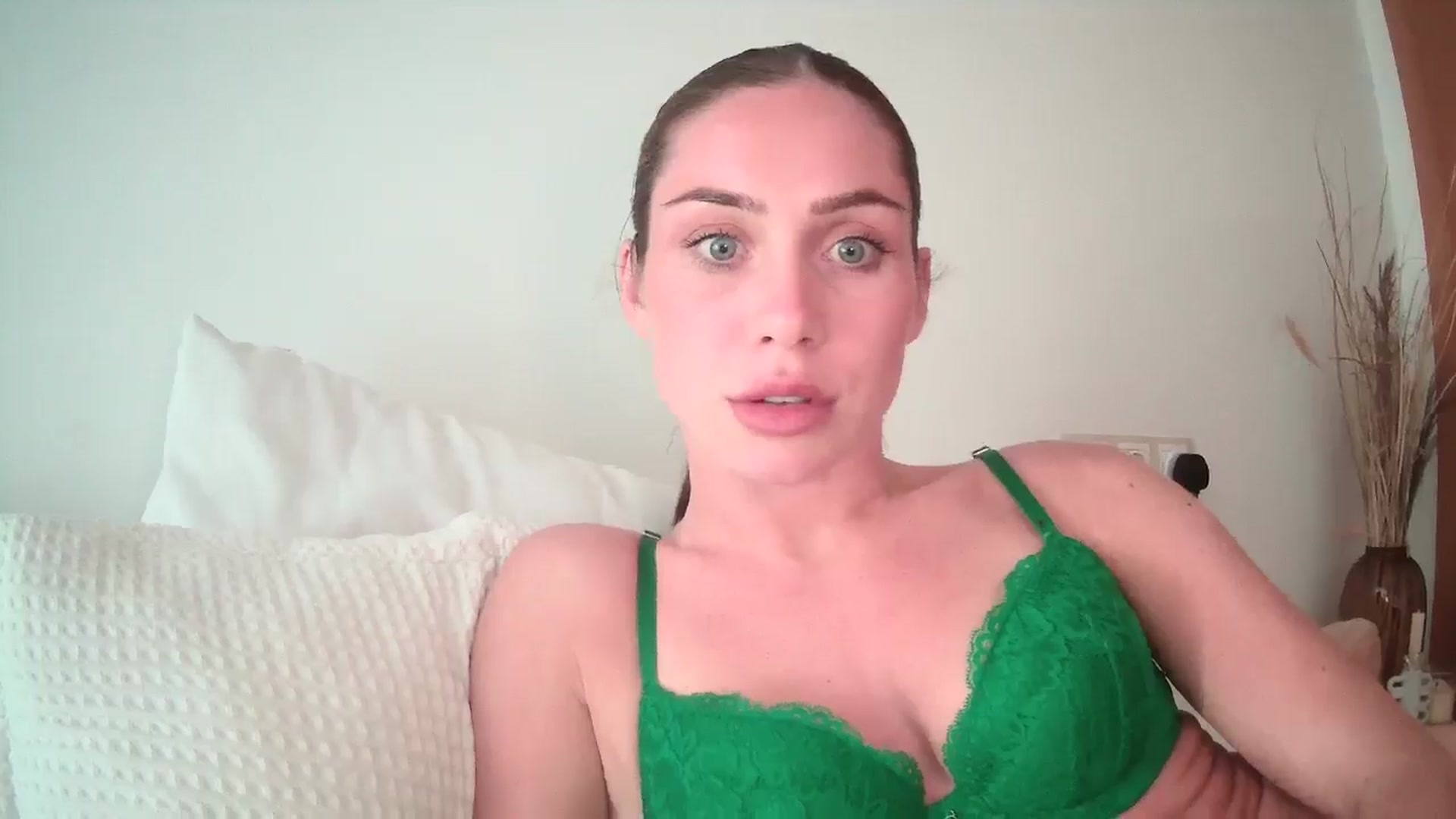 Gallery image thumbnail from English_Lola's myfreecams stream on, 09/30/2024, 15:40 image 14 of 20