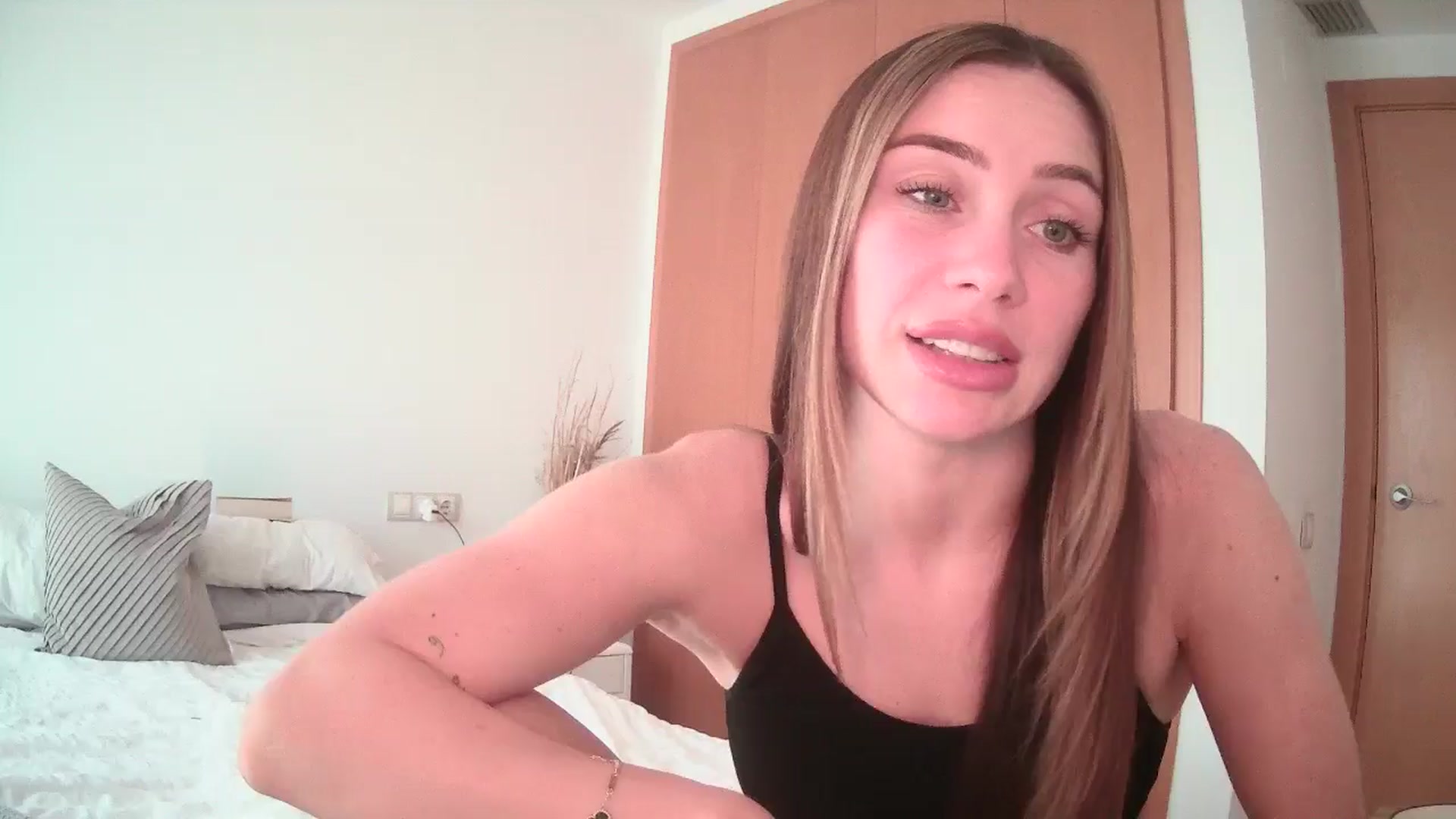 Gallery image thumbnail from English_Lola's myfreecams stream on, 11/05/2024, 08:58 image 11 of 20