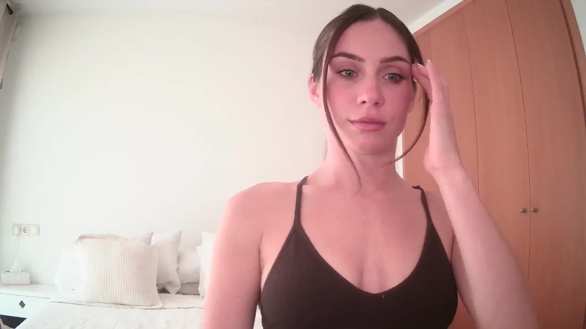 Gallery image thumbnail from English_Lola's myfreecams stream on, 05/09/2025, 10:17 image 14 of 20
