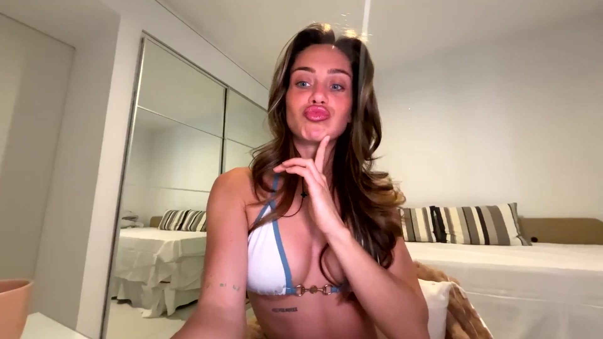 Gallery image thumbnail from English_Lola's myfreecams stream on, 04/01/2026, 08:08 image 5 of 20