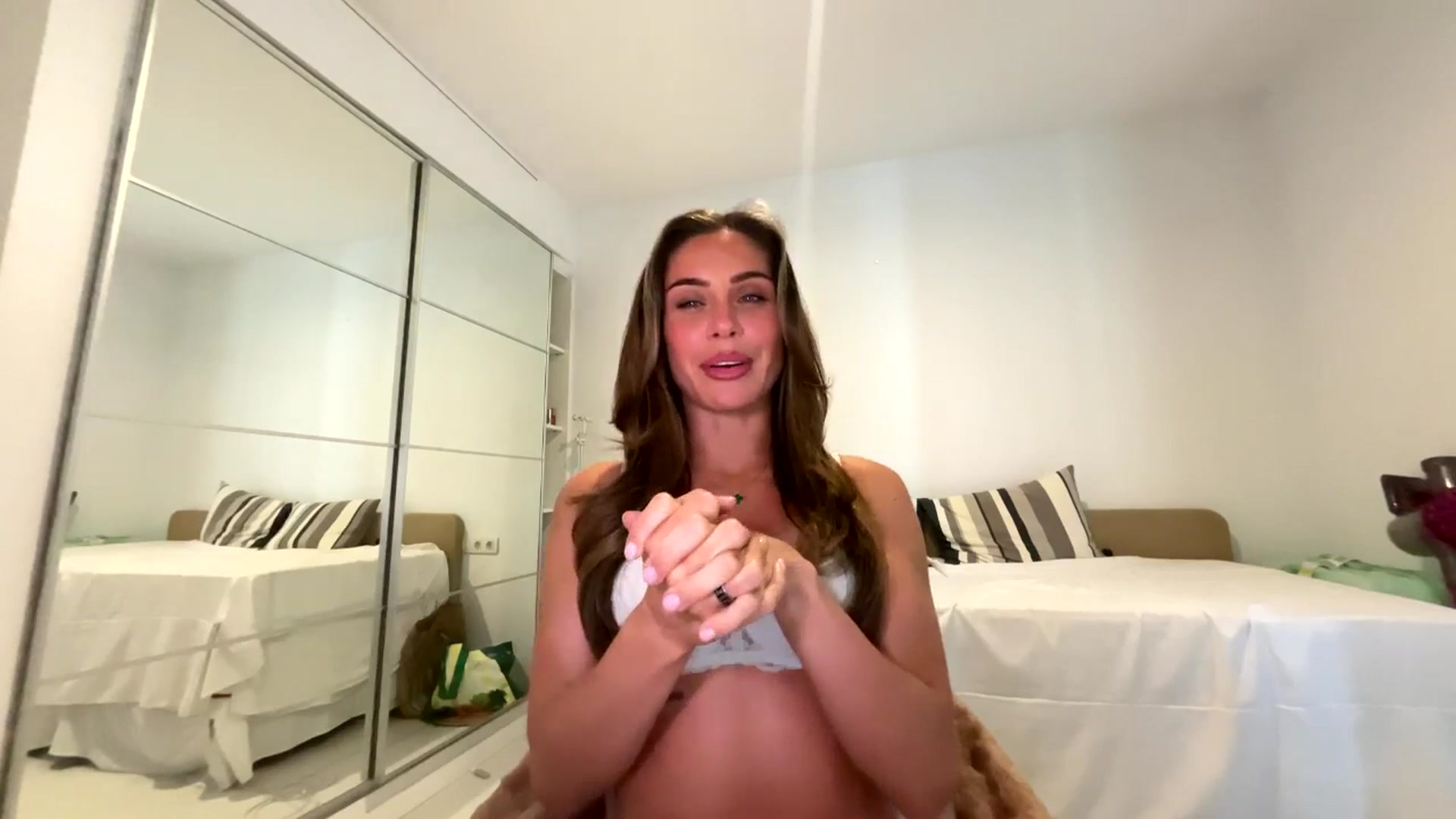 Gallery image thumbnail from English_Lola's myfreecams stream on, 04/08/2026, 08:49 image 13 of 20