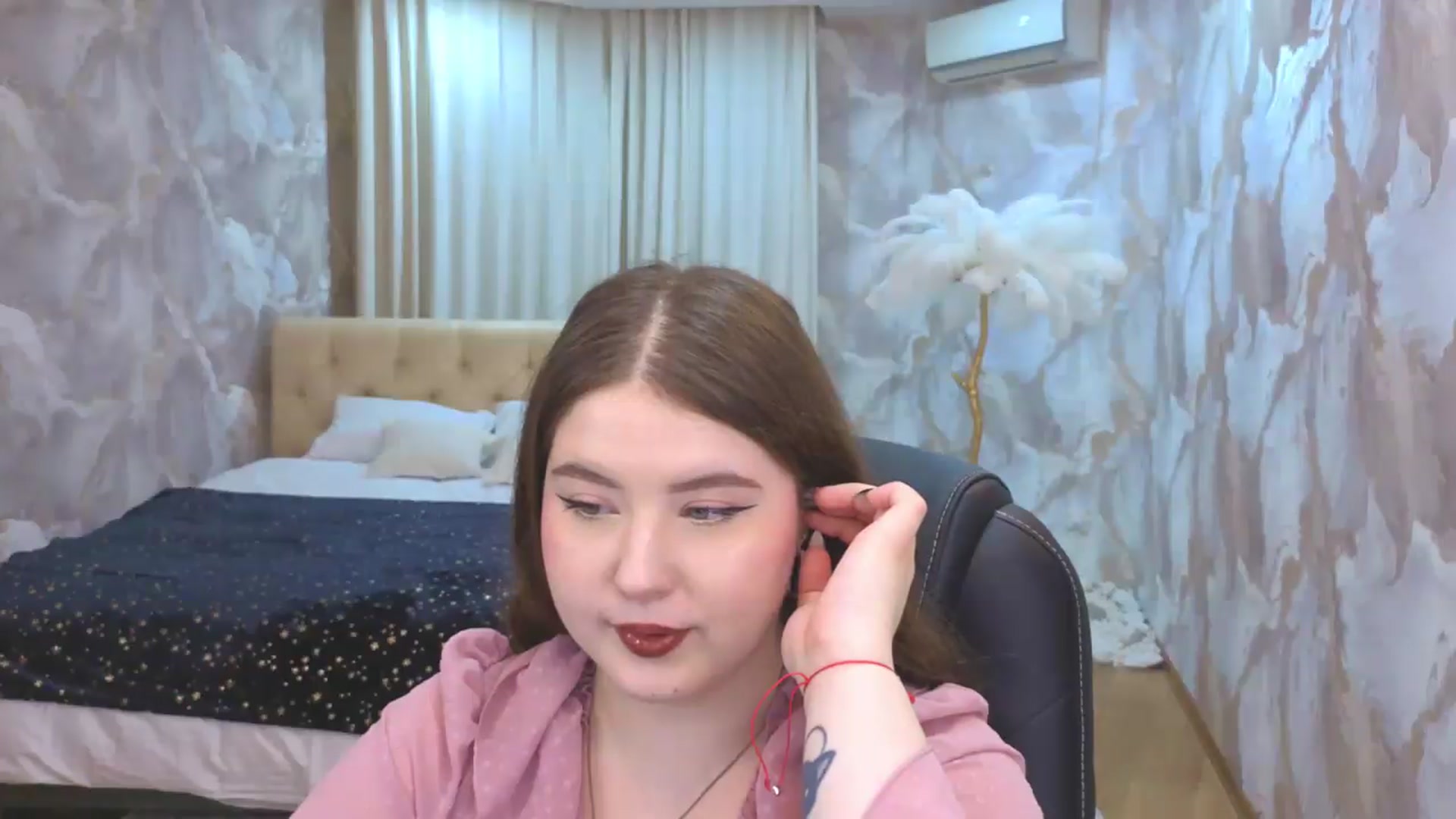 Gallery image thumbnail from EnigmaVeil's myfreecams stream on, 08/14/2026, 22:23 image 5 of 20