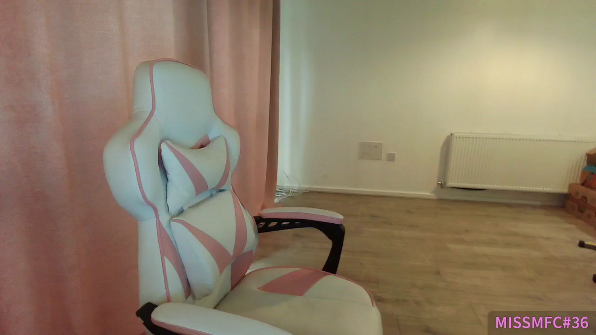 Gallery image thumbnail from ErikaJamess's myfreecams stream on, 06/08/2025, 16:38 image 10 of 20