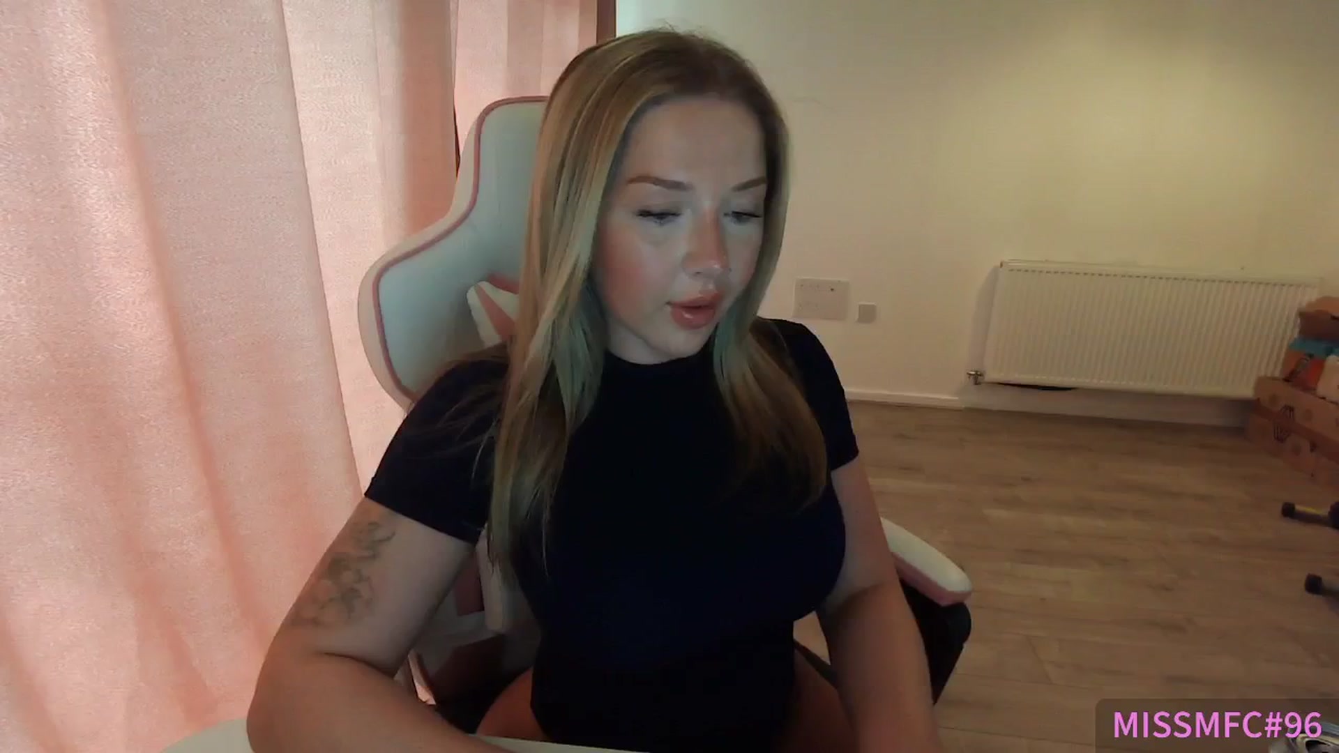 Gallery image thumbnail from ErikaJamess's myfreecams stream on, 06/28/2025, 14:27 image 7 of 20