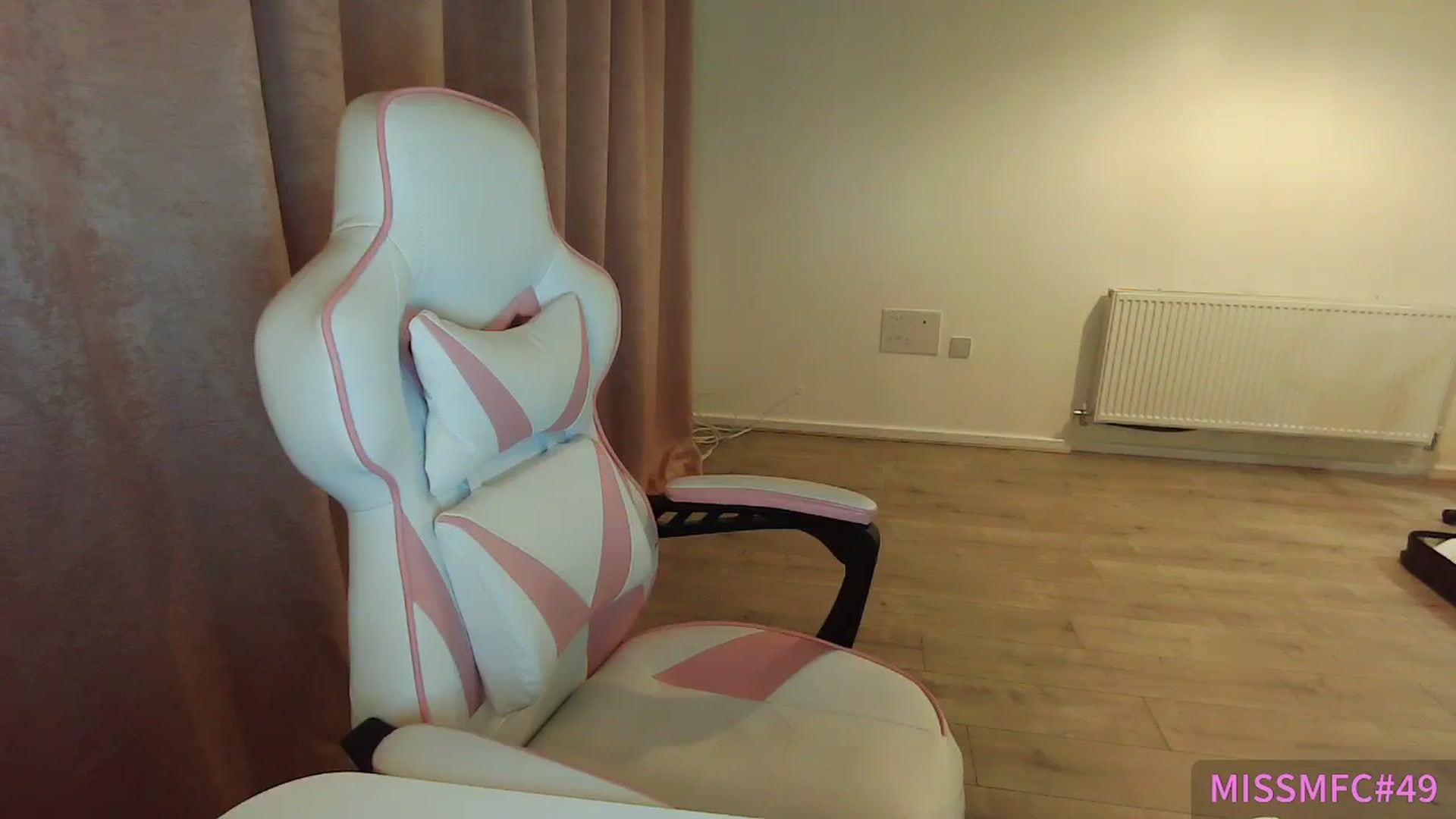Gallery image thumbnail from ErikaJamess's myfreecams stream on, 08/06/2025, 21:21 image 20 of 20