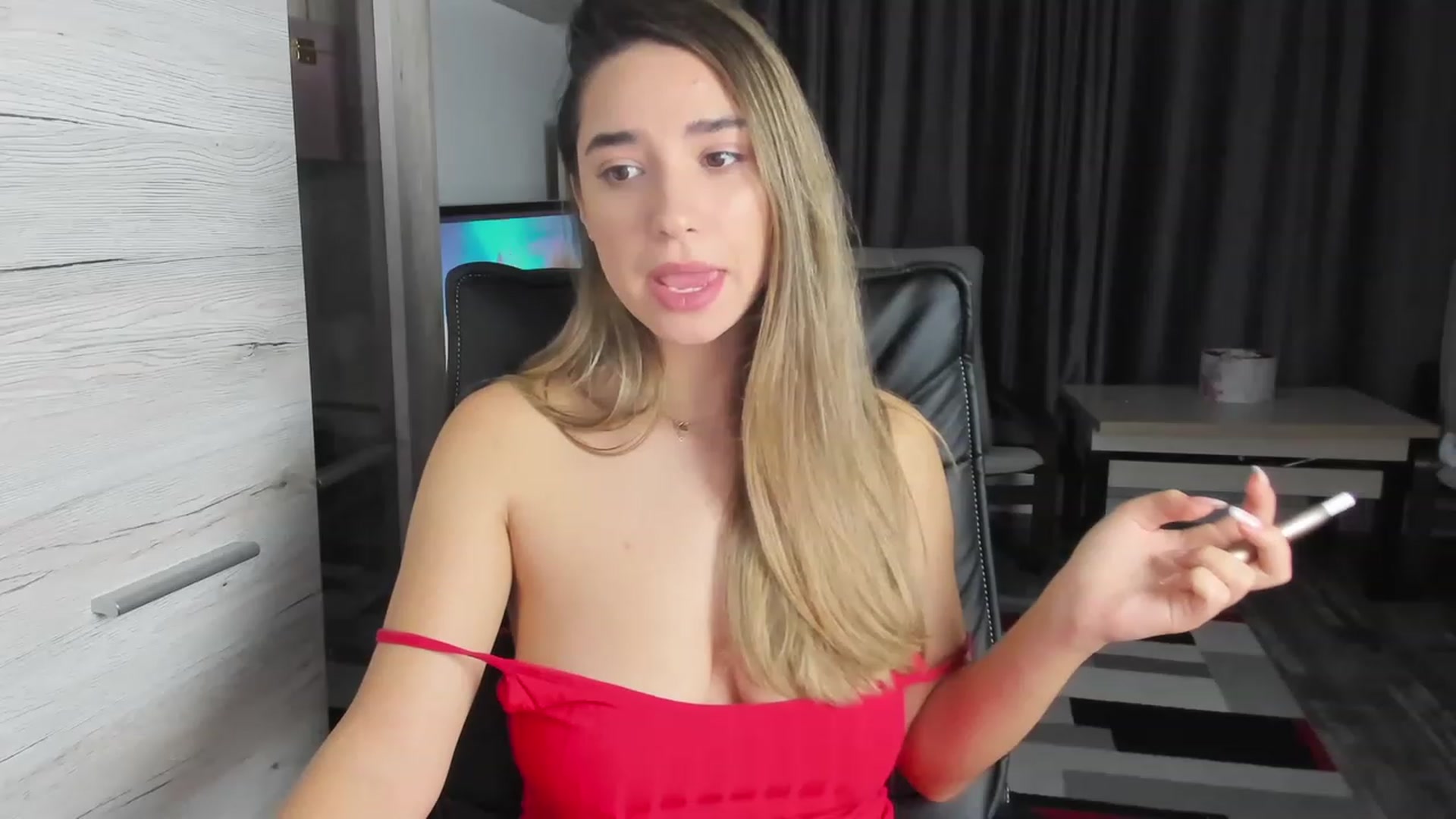 Gallery image thumbnail from Erika_higgins's myfreecams stream on, 11/17/2022, 21:33 image 6 of 20